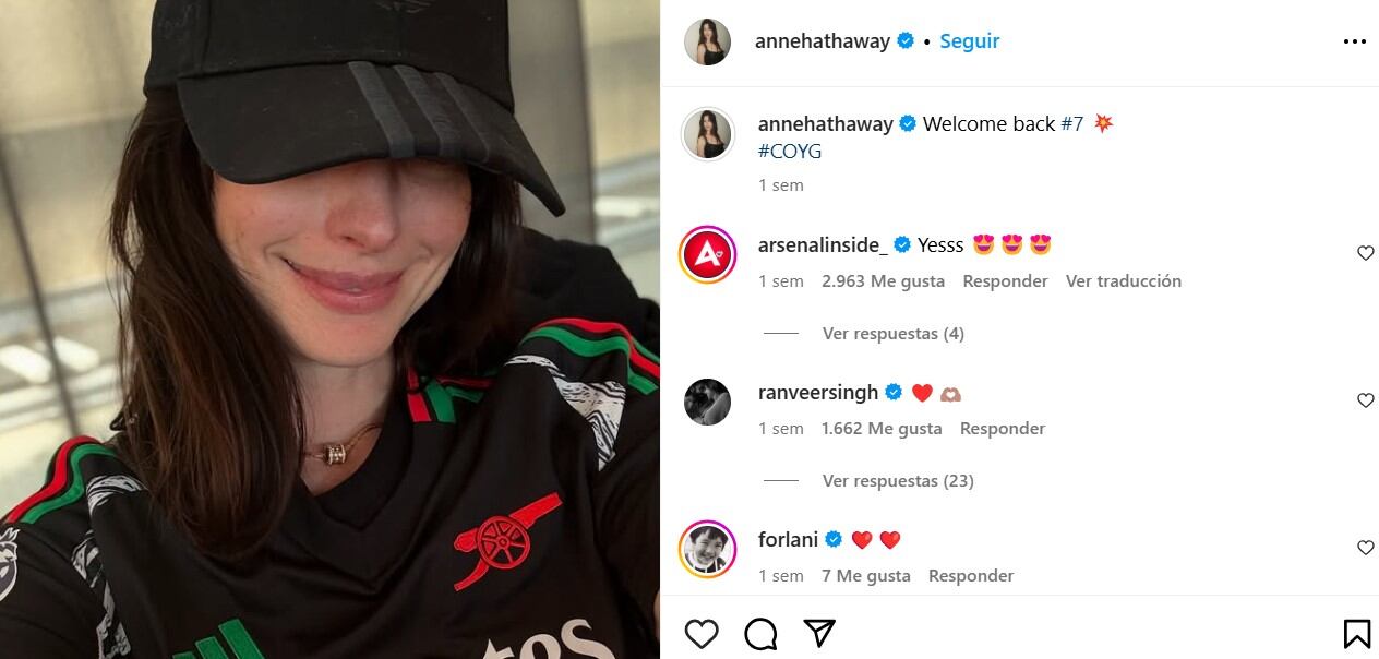 Anne Hathaway con la camiseta del Arsenal