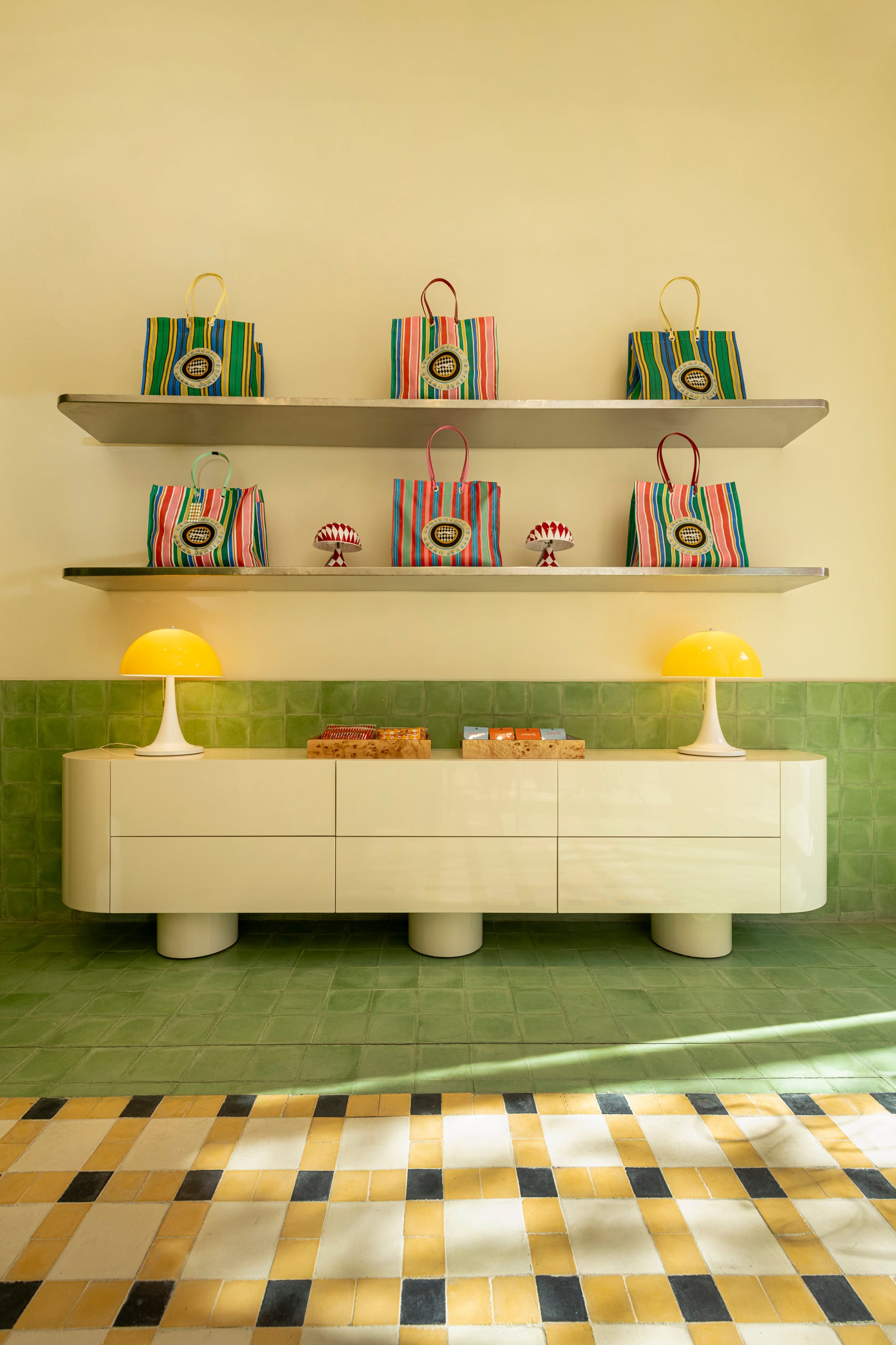 La cómoda es un diseño de la arquitecta, que la laqueó en el mismo color de las paredes.