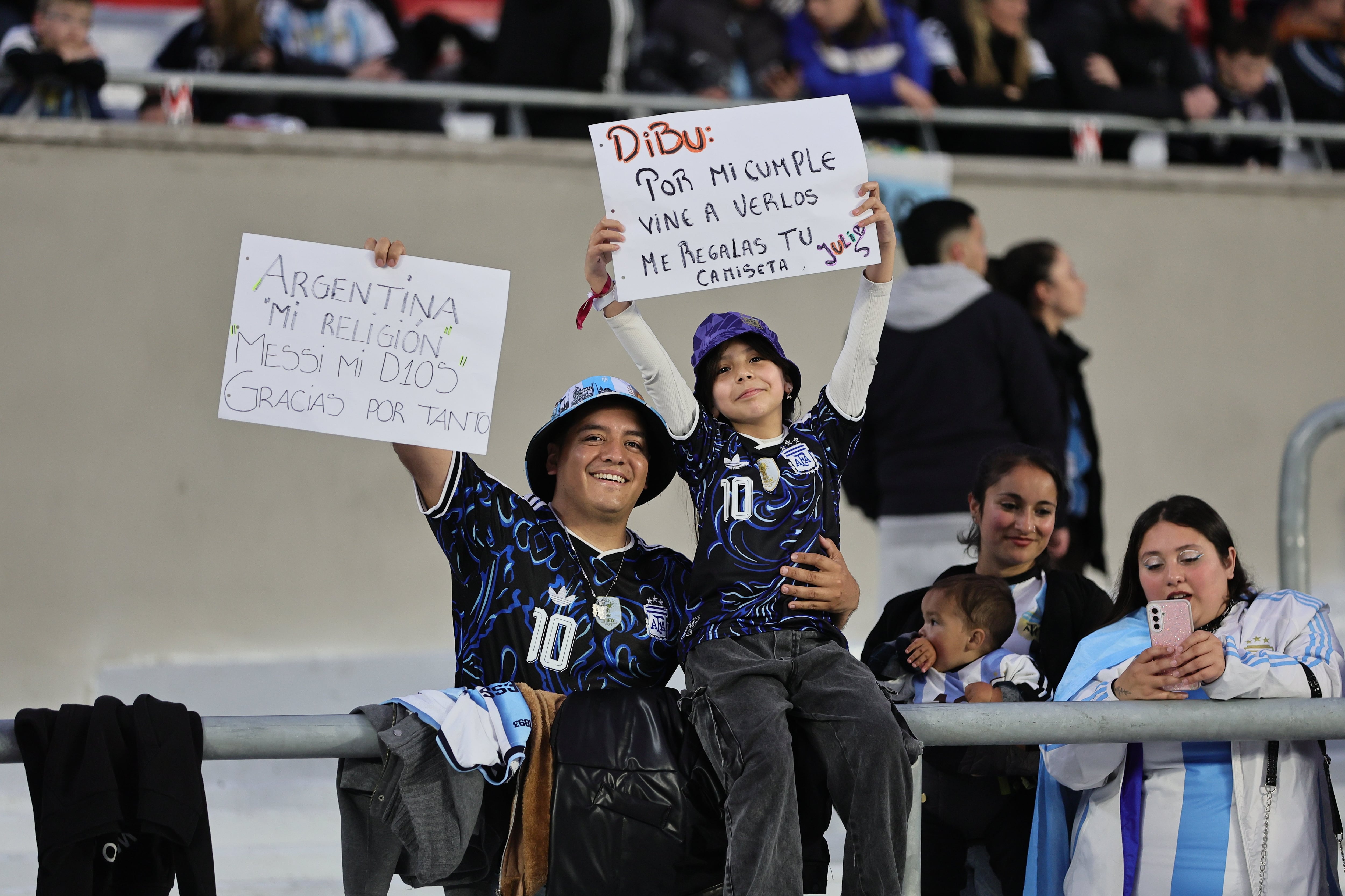 Los carteles de los hinchas para la selección argentina