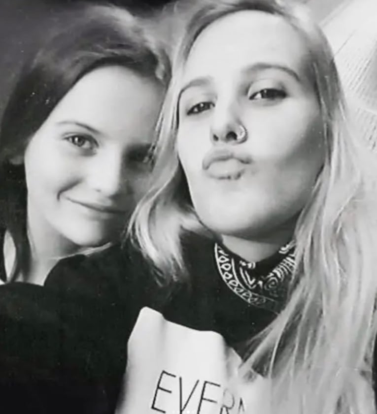 Candela junto a su hermana, Agostina, cuando eran más jóvenes