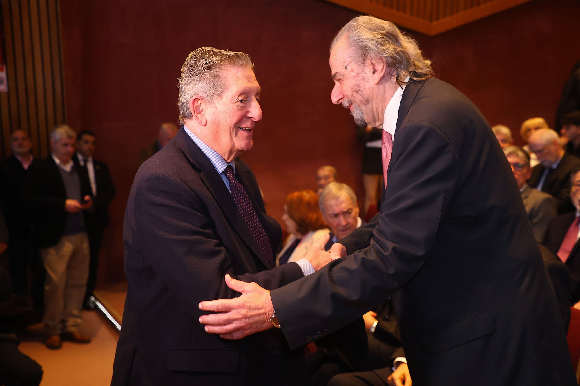 En fotos. El Dr. Juan Carlos Maqueda recibió la Pluma de Honor de la Academia Nacional de Periodismo 41 El Dr. José Claudio Escribano felicita al Dr. Maqueda