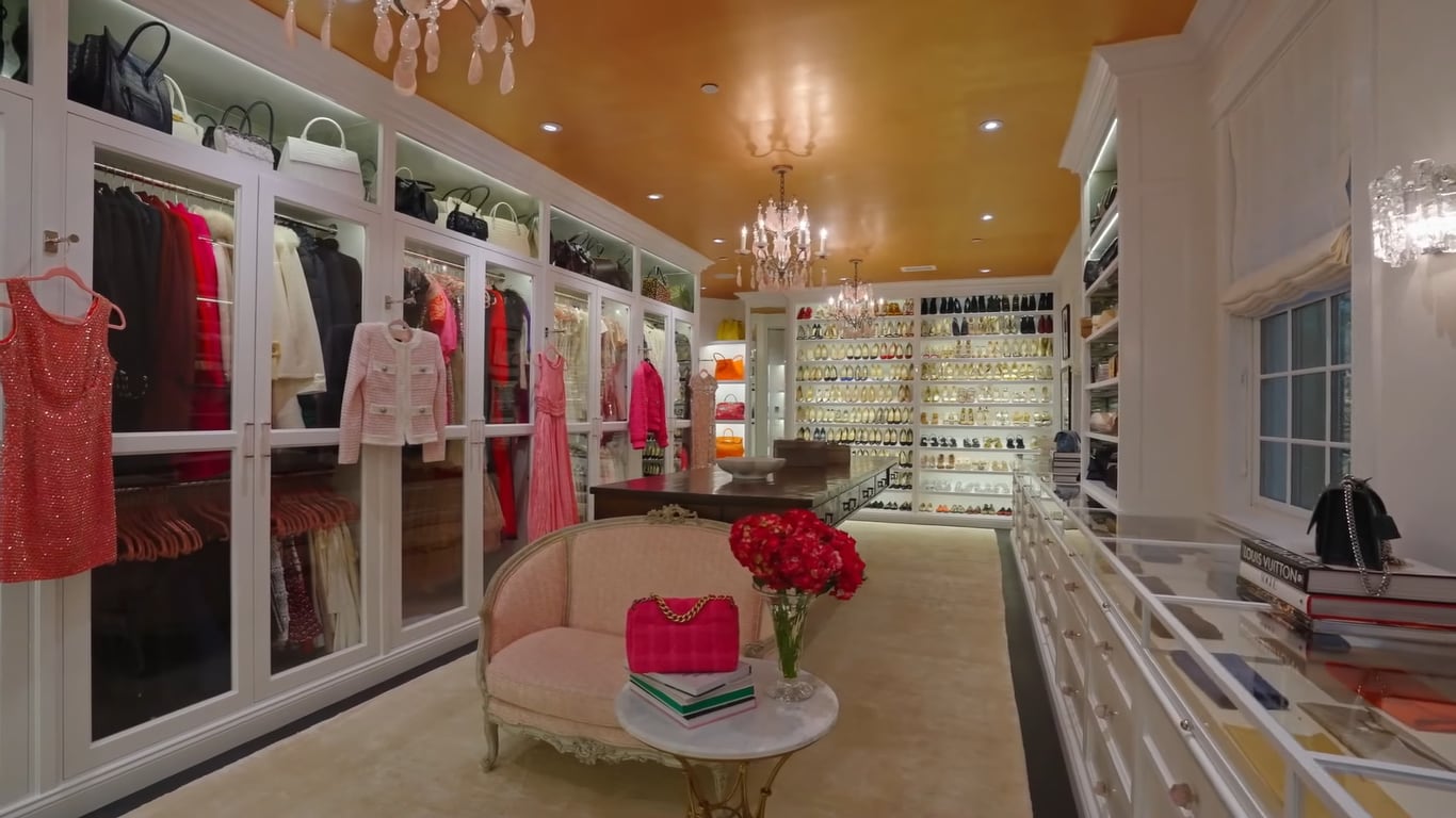 Jennifer López tiene un gran vestidor para poder distribuir todas sus prendas y accesorios