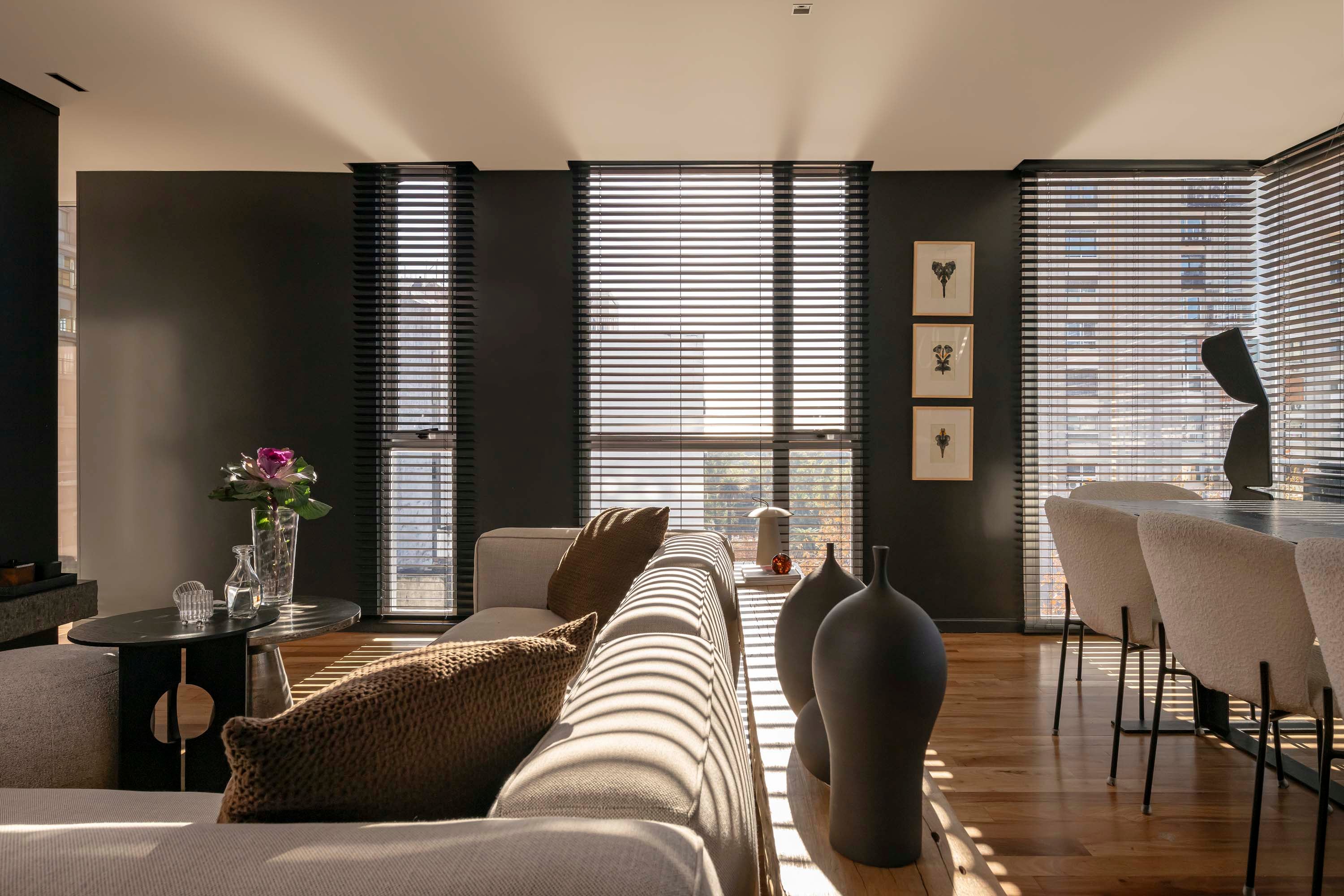 Cortina americana (Hunter Douglas por Florencia Franchini). Sillón y mesas (Landmark).