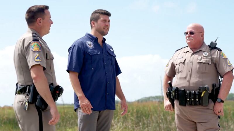 El fiscal general de Florida, James Uthmeier, junto a dos policías en los Everglades.