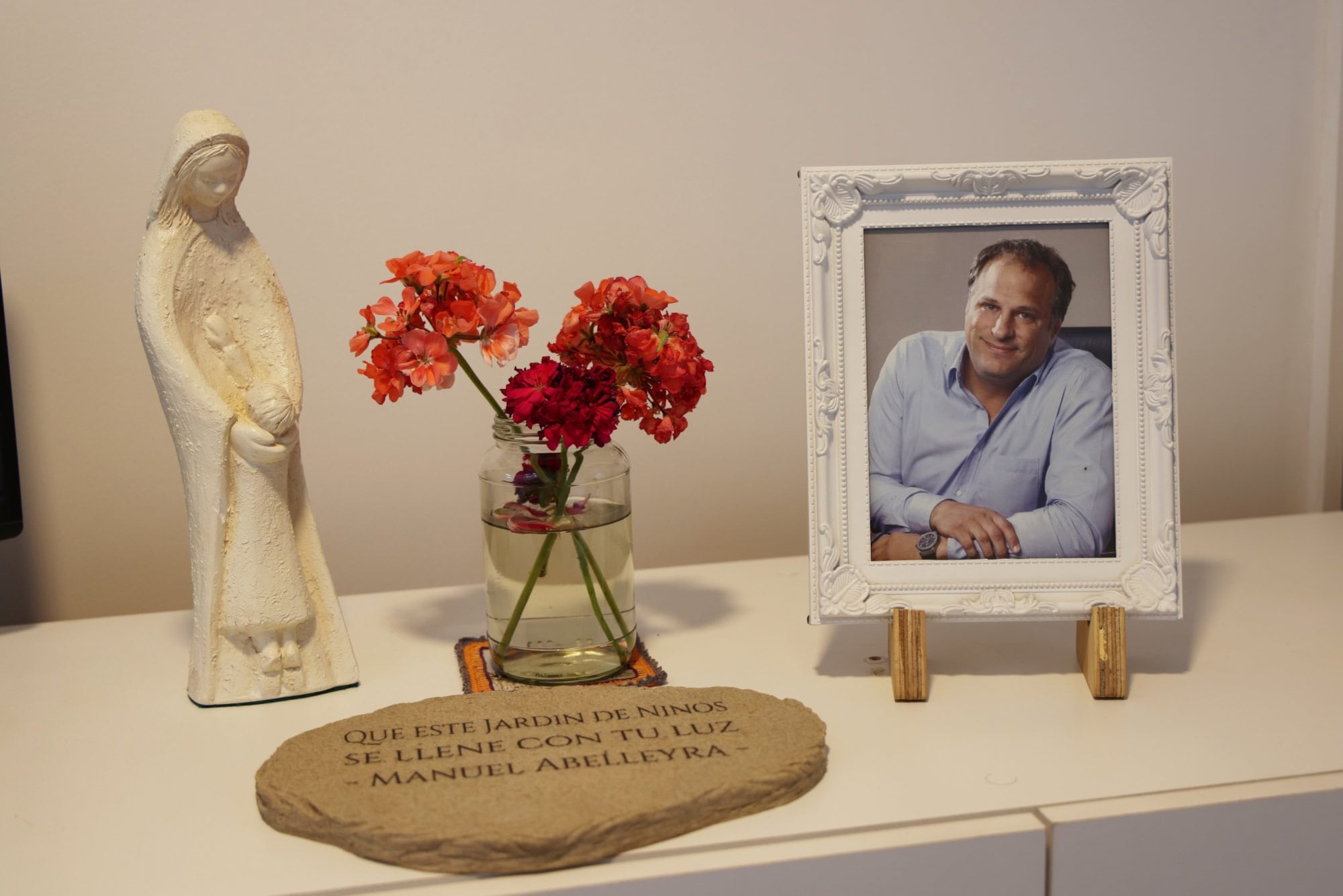 La imagen de Manuel presente en el jardín