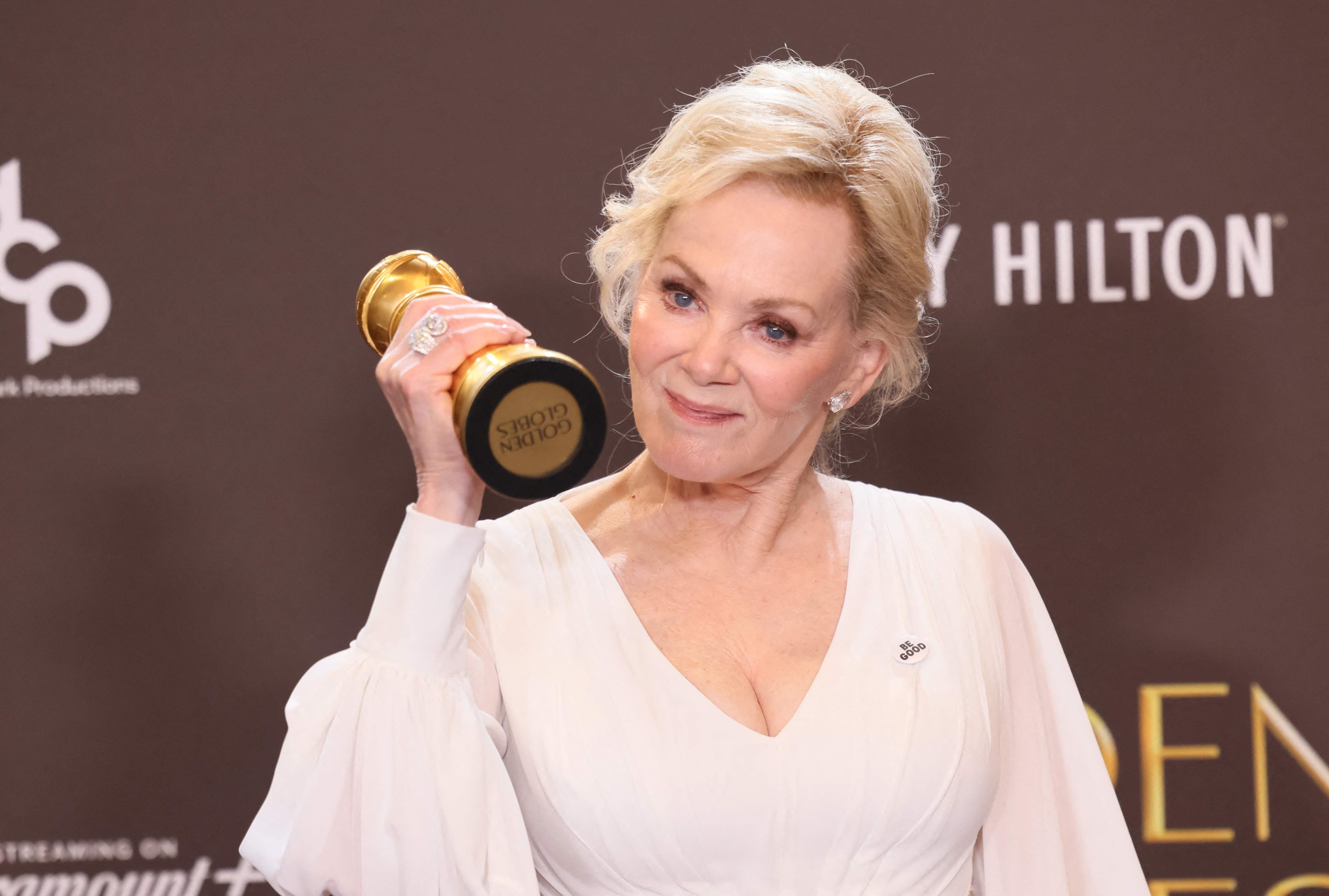 Jean Smart, con su premio y con el prendedor en el pecho