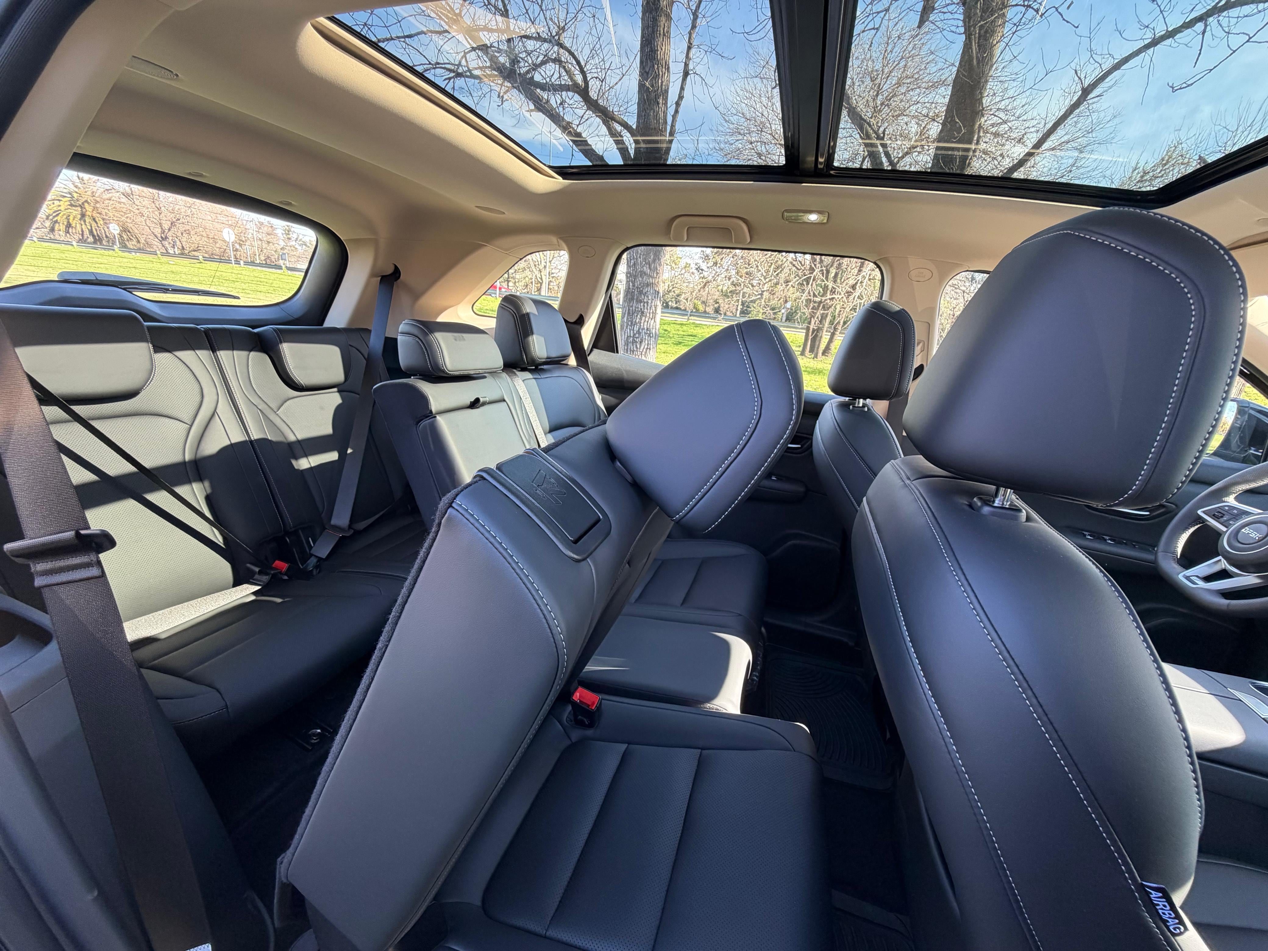 El modelo cuenta con una configuración de siete asientos