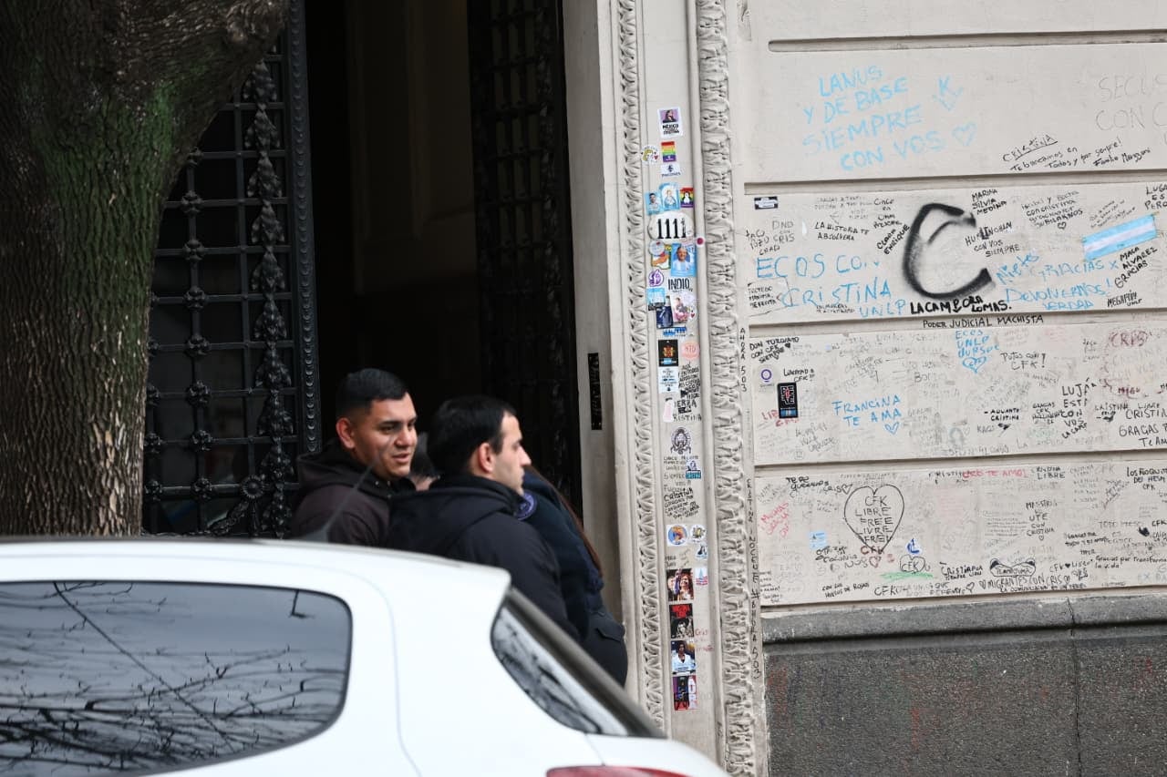 La custodia de Cristina Kirchner en la puerta de San José 1111.