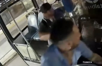 “Tenía miedo y me paralicé”: aseguró el chofer que se peleó con un pasajero con el colectivo en movimiento