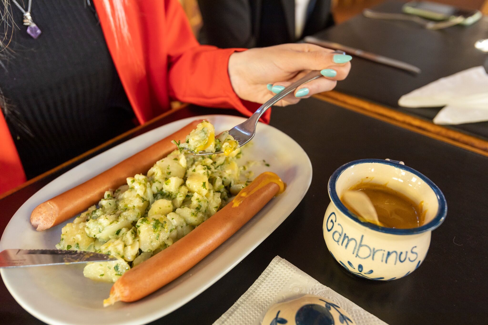 Par con papas, clásico de Gambrinus.