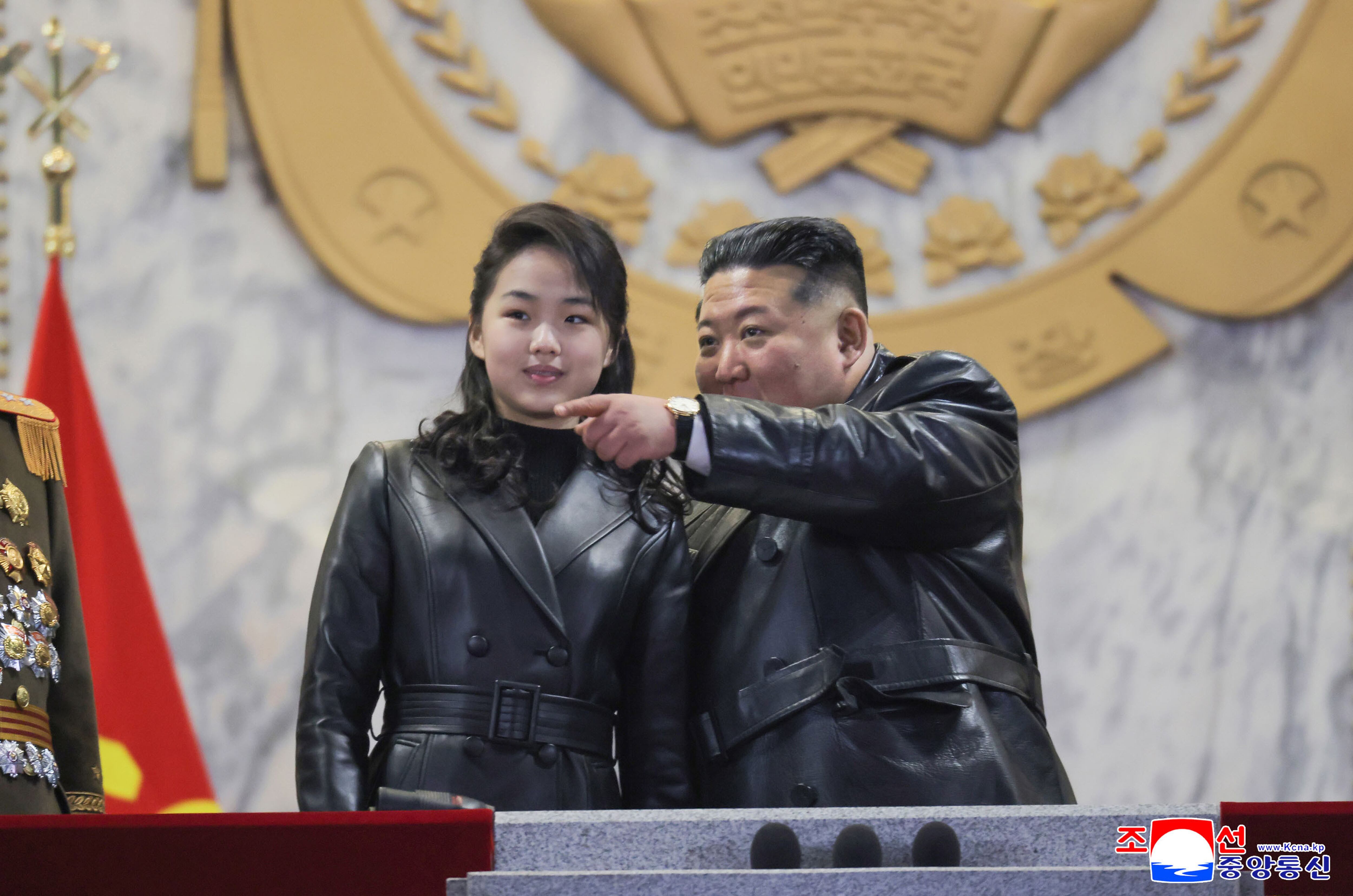 Kim Jong Un junto a su hija Kim Ju Ae en al desfile militar por el IX Congreso del Partido de los Trabajadores de Corea, en la plaza Kim Il-sung de Pyongyang.