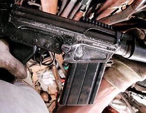 Encontraron un FAL de las Fuerzas Armadas argentinas entre el arsenal del Comando Vermelho