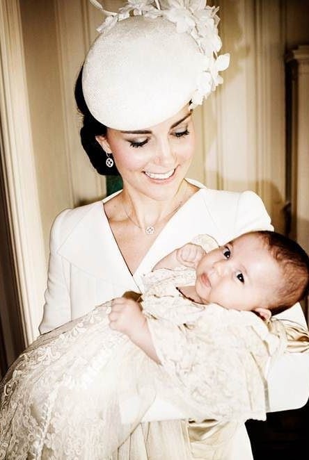 Kate Middleton con su hija en brazos en el día de su bautizmo (Foto: Instagram @princeandprincessofwales)