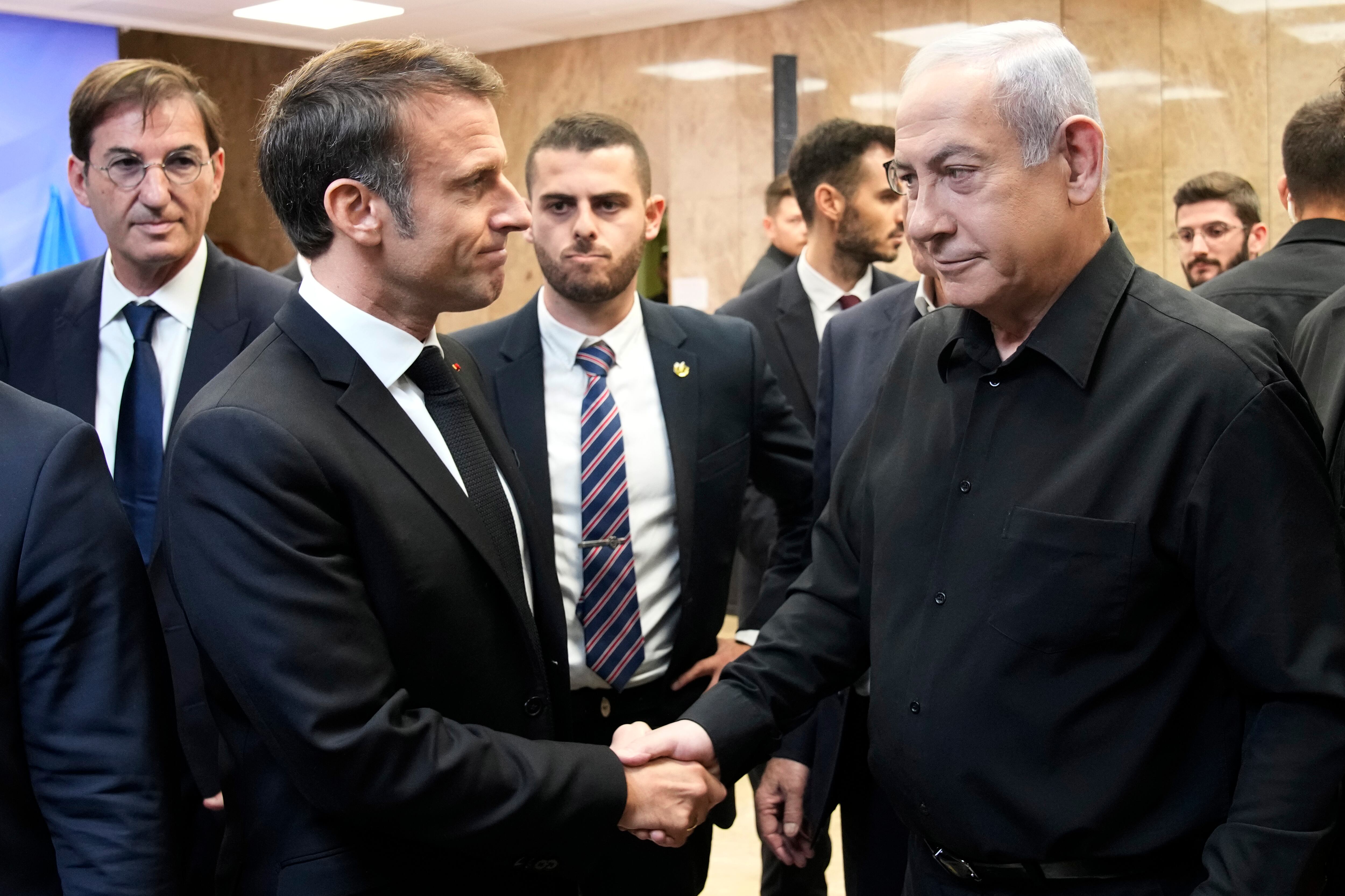 El primer ministro israelí Benjamin Netanyahu junto al presidente de Francia Emmanuel Macron