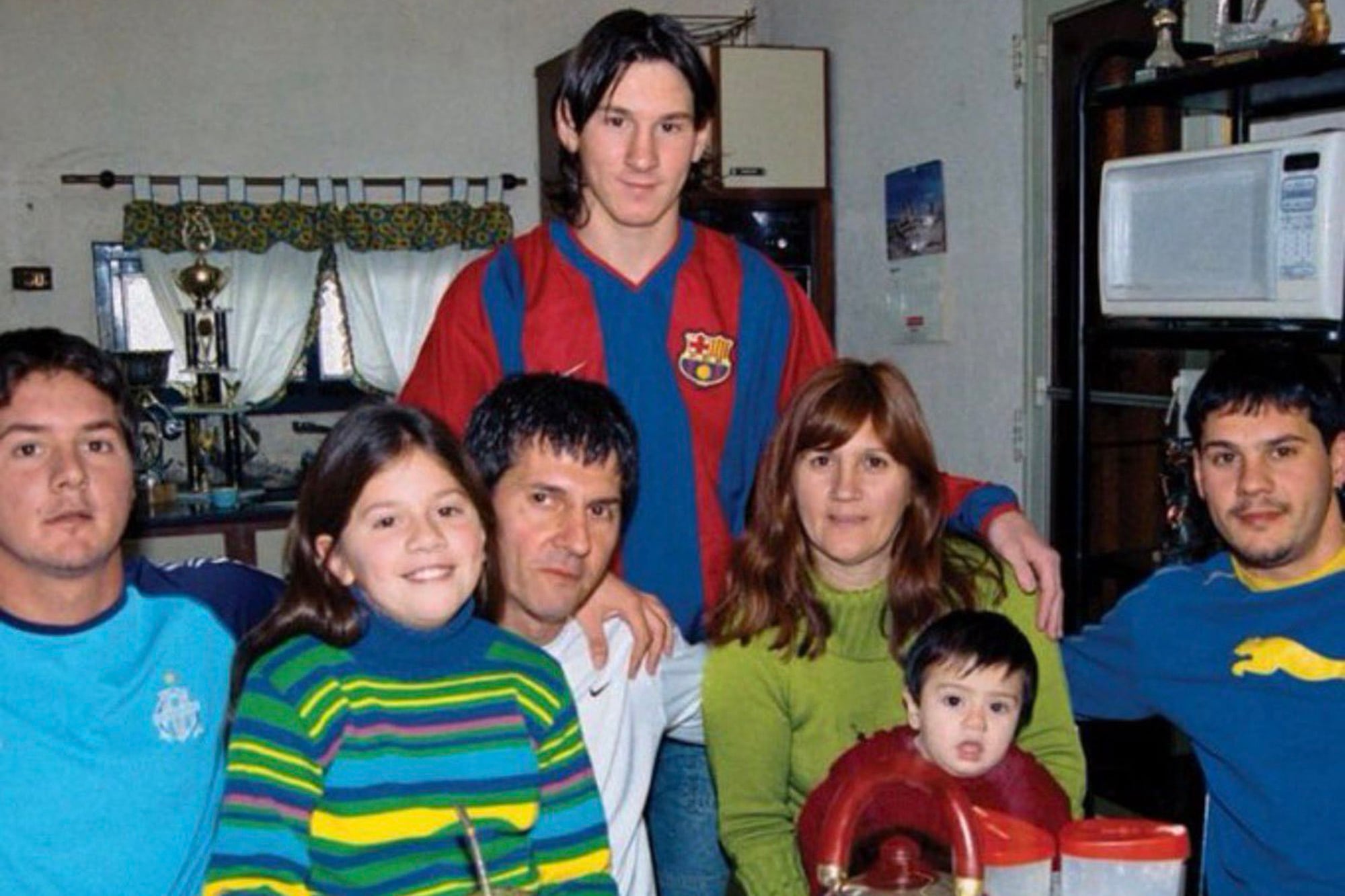 Un muy joven Lionel Messi con toda su familia, una imagen del álbum