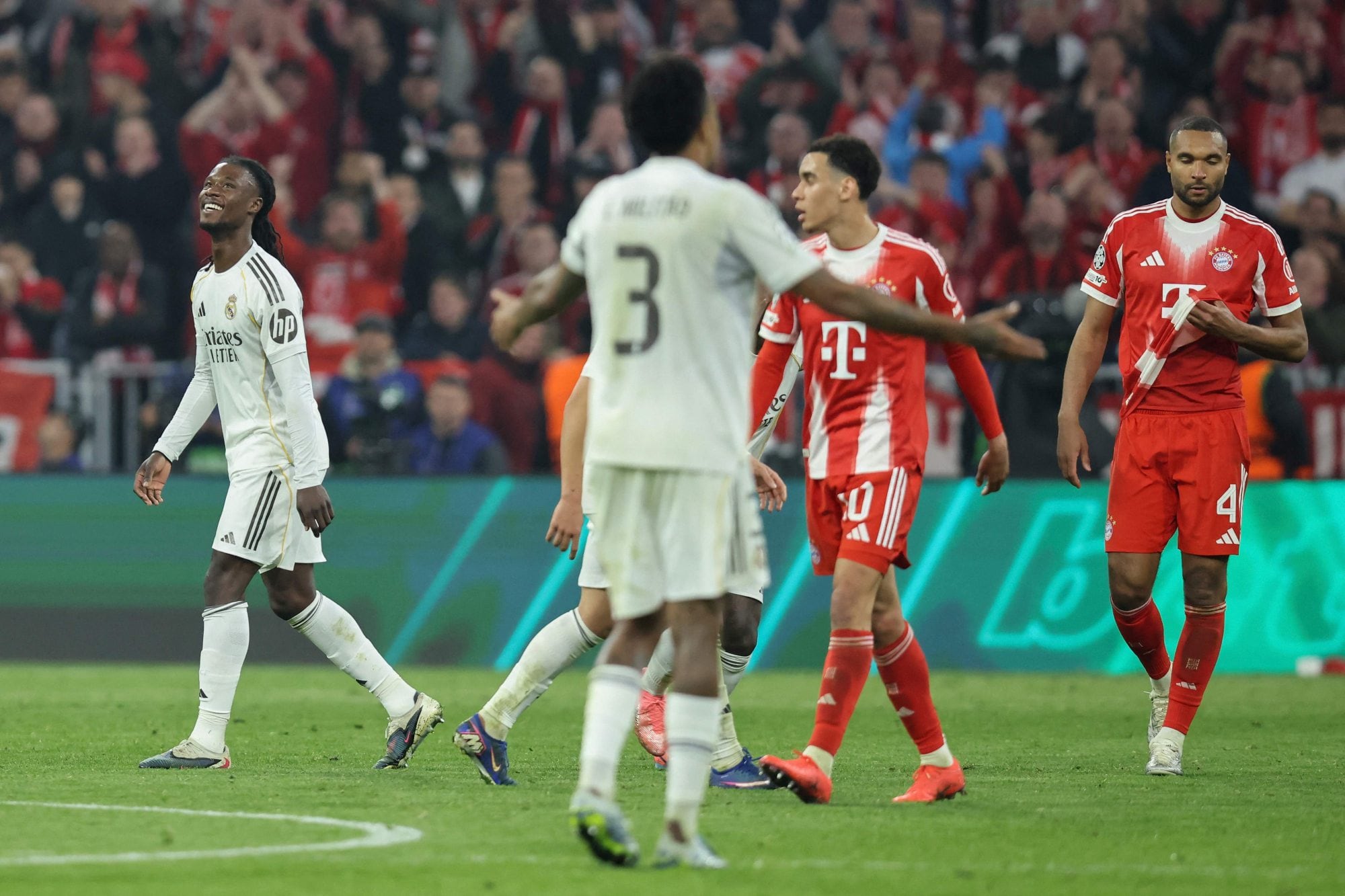 La sonrisa irónica e incrédula de Camavinga al ser echado por Vincic luego de que demorara el juego de Bayern tras una infracción suya contra Harry Kane; poco después llegará un determinante gol de Bayern.