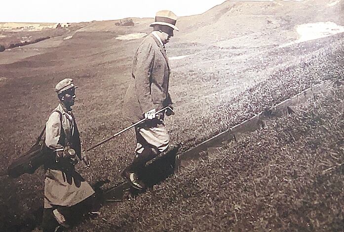 El presidente Marcelo T. de Alvear jugando los links con la compañía de su caddie.