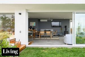 Un dúplex que parece una casa en altura, renovado con diseño, alfombras y arte a medida