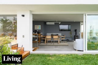 Un dúplex que parece una casa en altura, renovado con diseño, alfombras y arte a medida