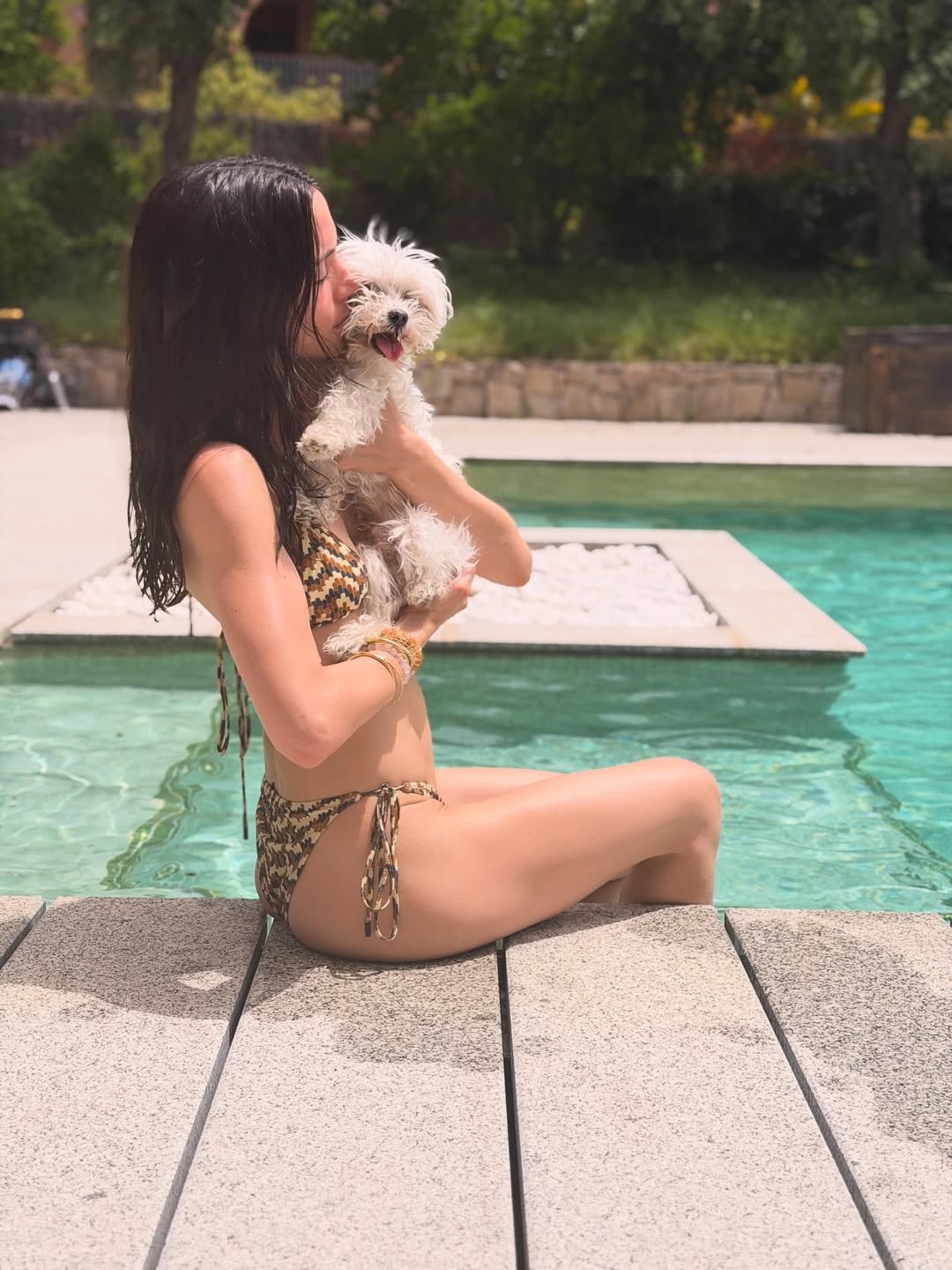 Ana de Armas con Elvis, su compañero fiel