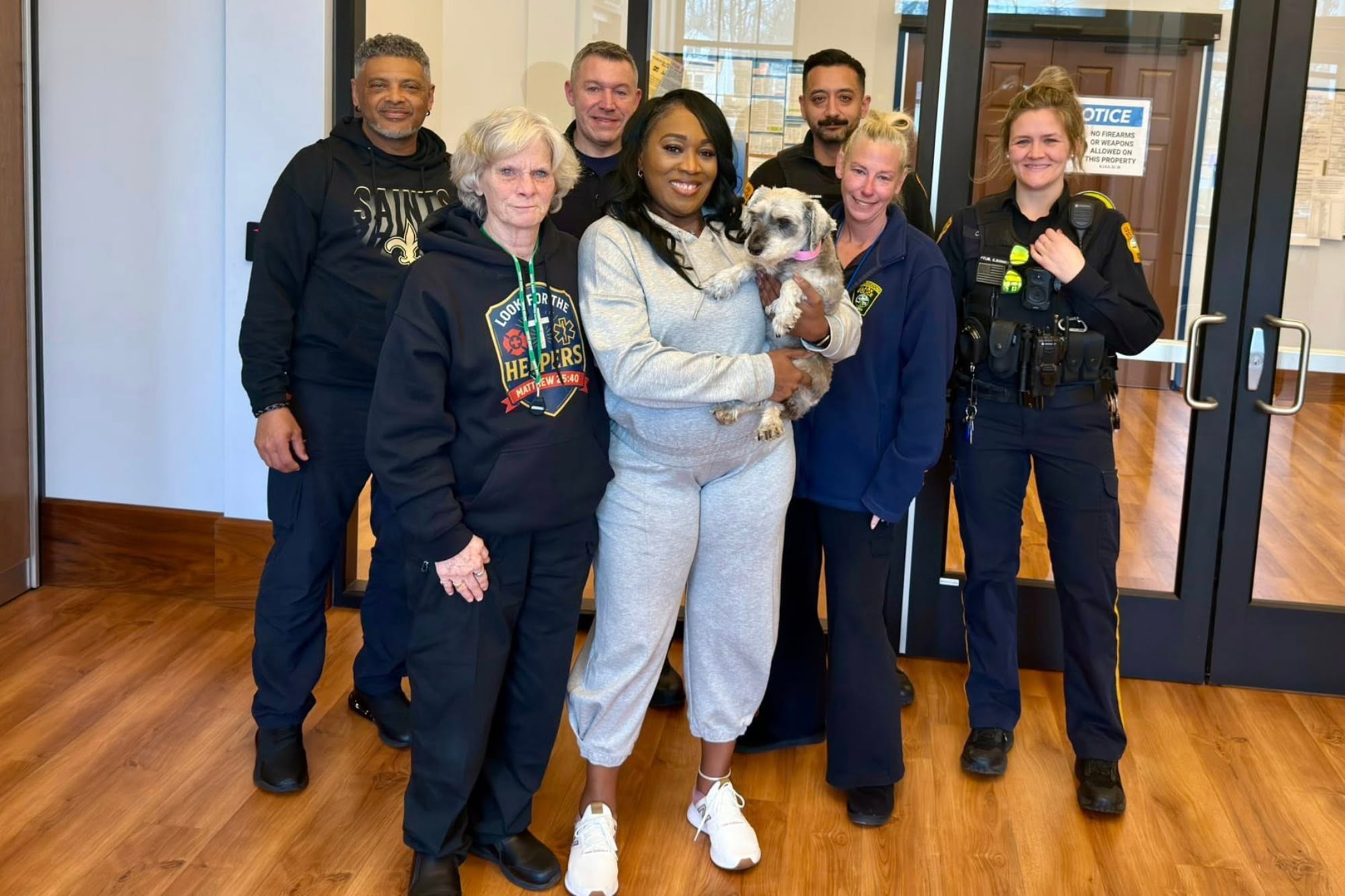 Los agentes se encargaron de alimentarla, bañarla, pasearla y mantenerla cómoda en la estación