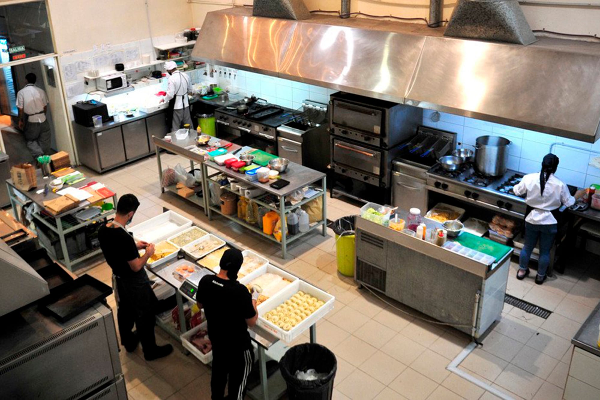 En paralelo al cierre de restaurantes y bares, las dark kitchens avanzan sobre los principales barrios porteños