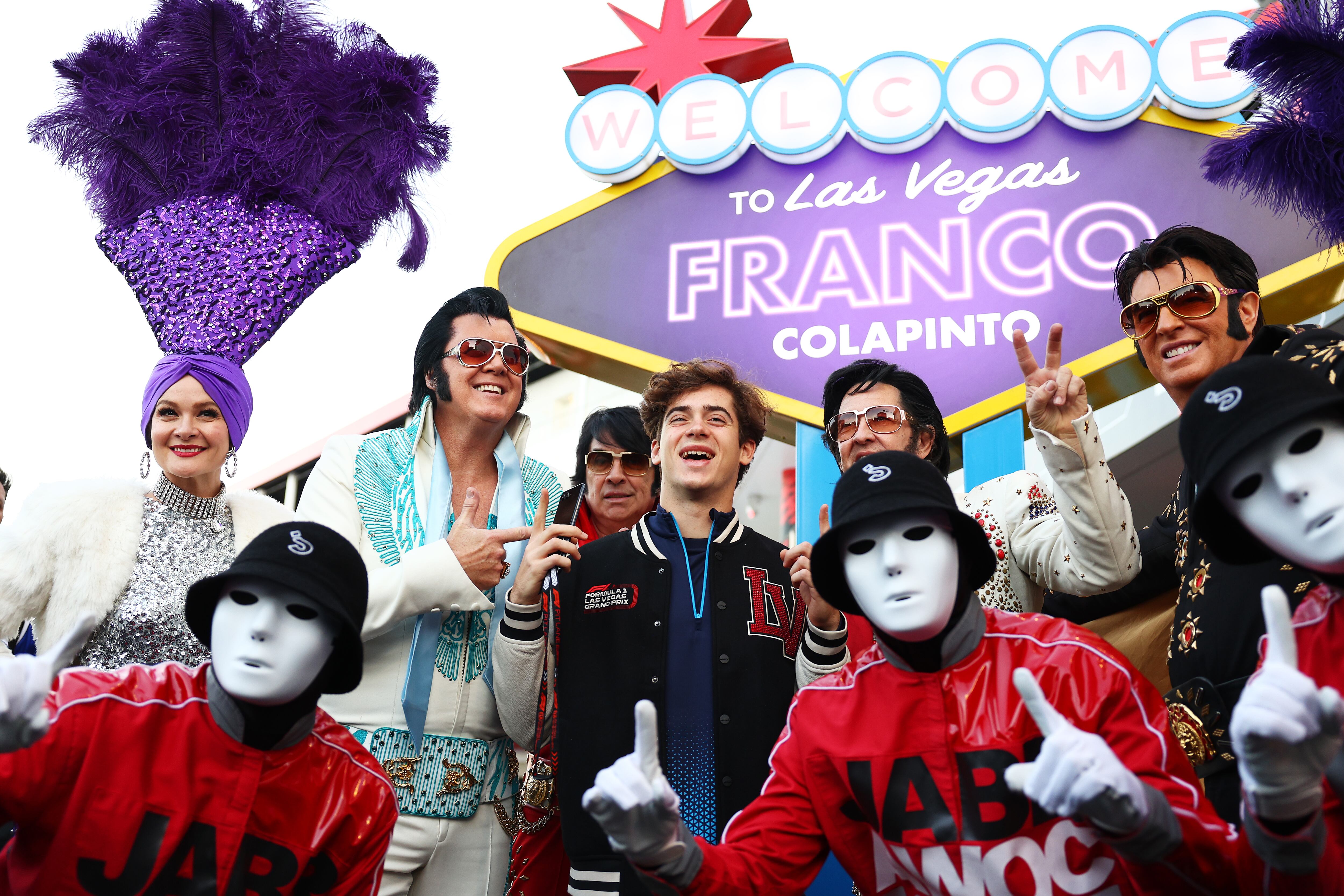 Colapinto pusa para una foto con imitadores de Elvis Presley en el Paddock antes de la práctica antes del Gran Premio de F1 de Las Vegas 2024