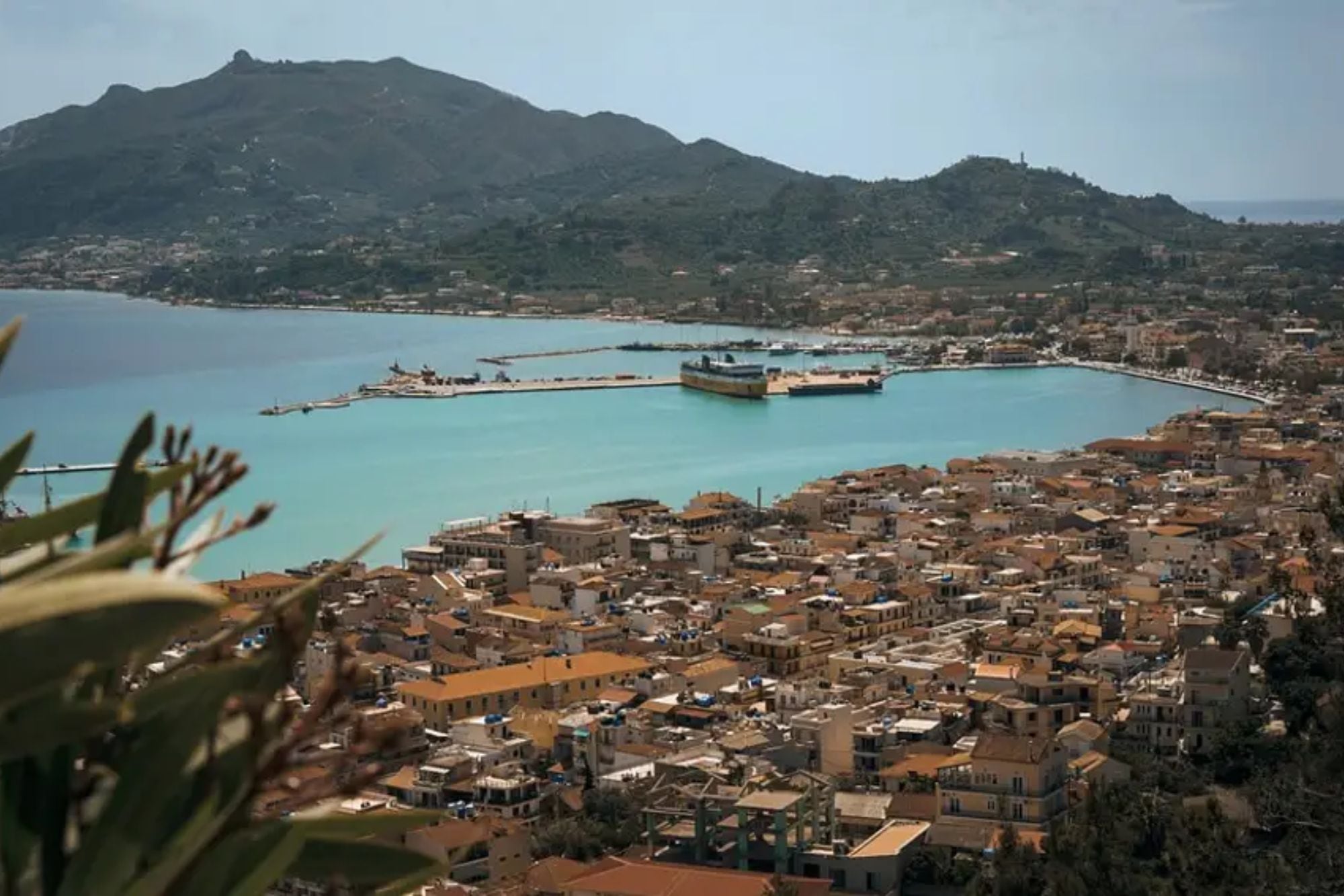 Los edificios rodean el acceso al mar Mediterráneo en la isla de Zante