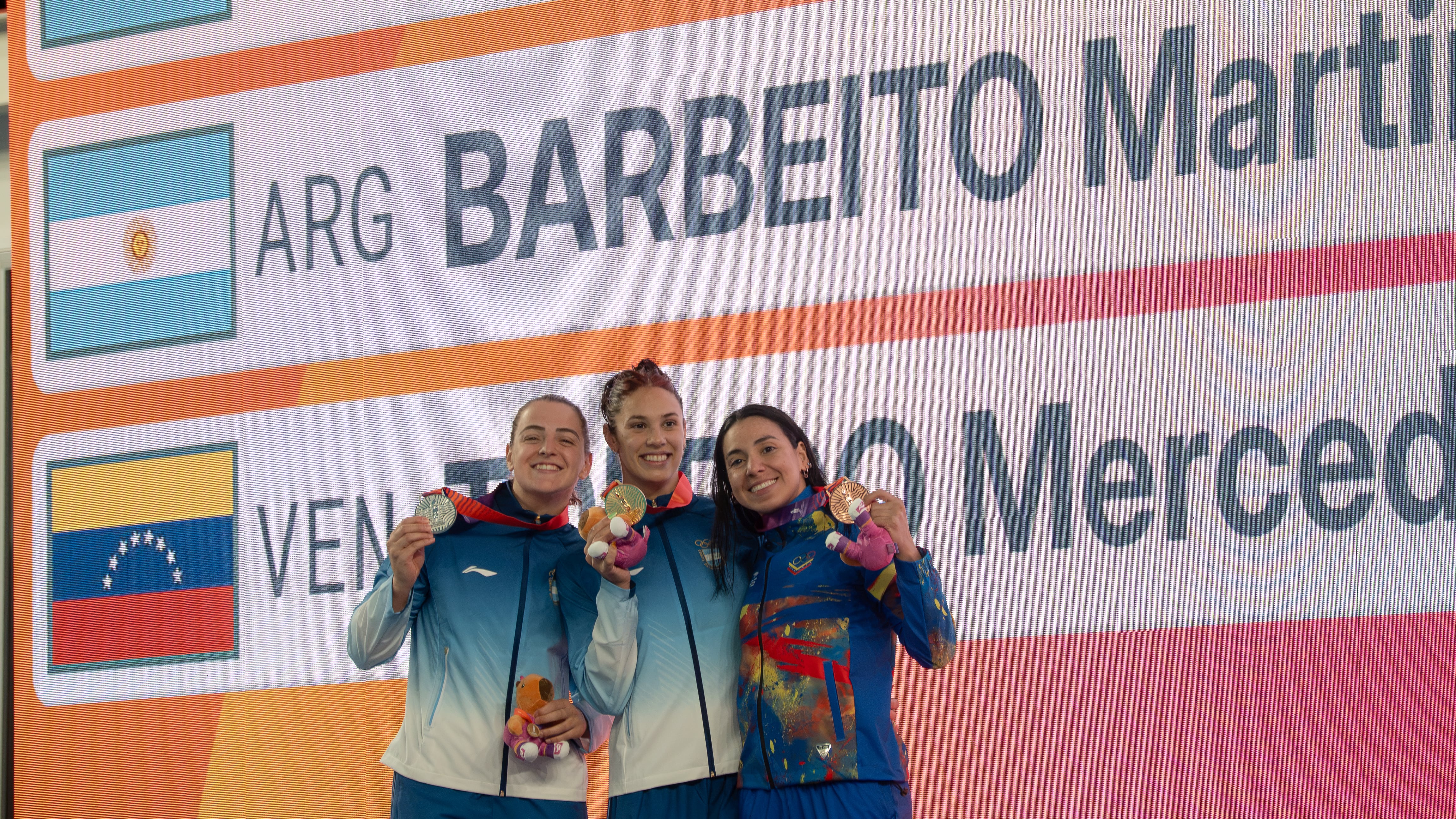 Martina Barbeito (a la izquierda) ganó la medalla plateada en la prueba que fue de Macarena Ceballos