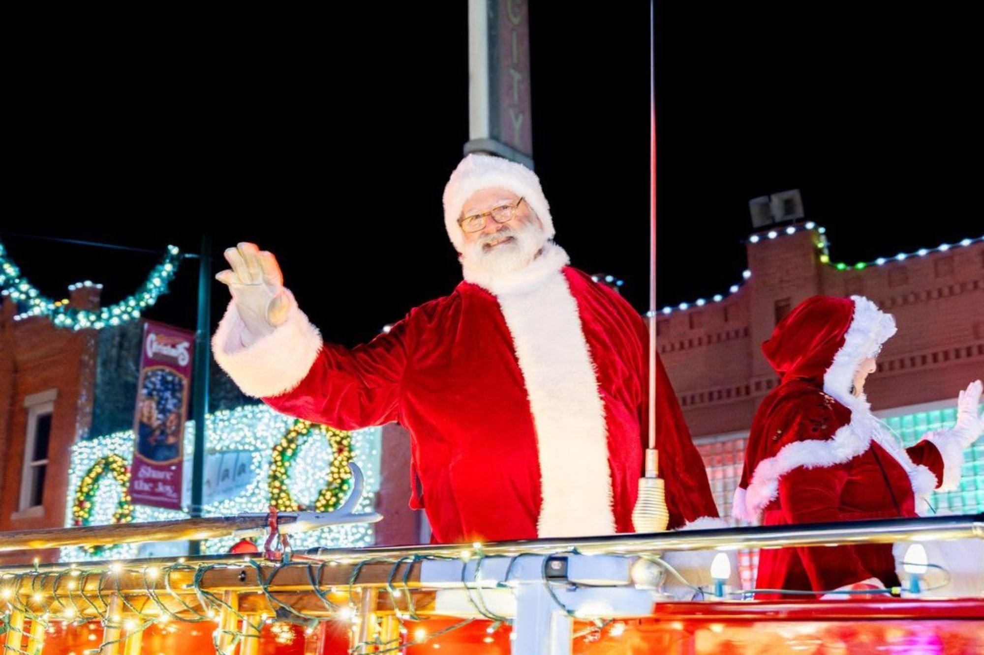 “Capital navideña”: la ciudad a 30 minutos de Dallas que recrea escenas de películas en sus calles