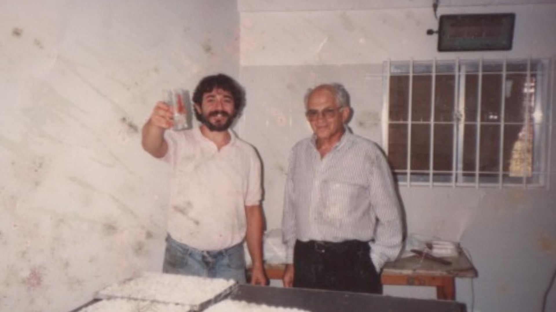 Claudio y su papá celebrando la apertura de la fábrica en La Lucila