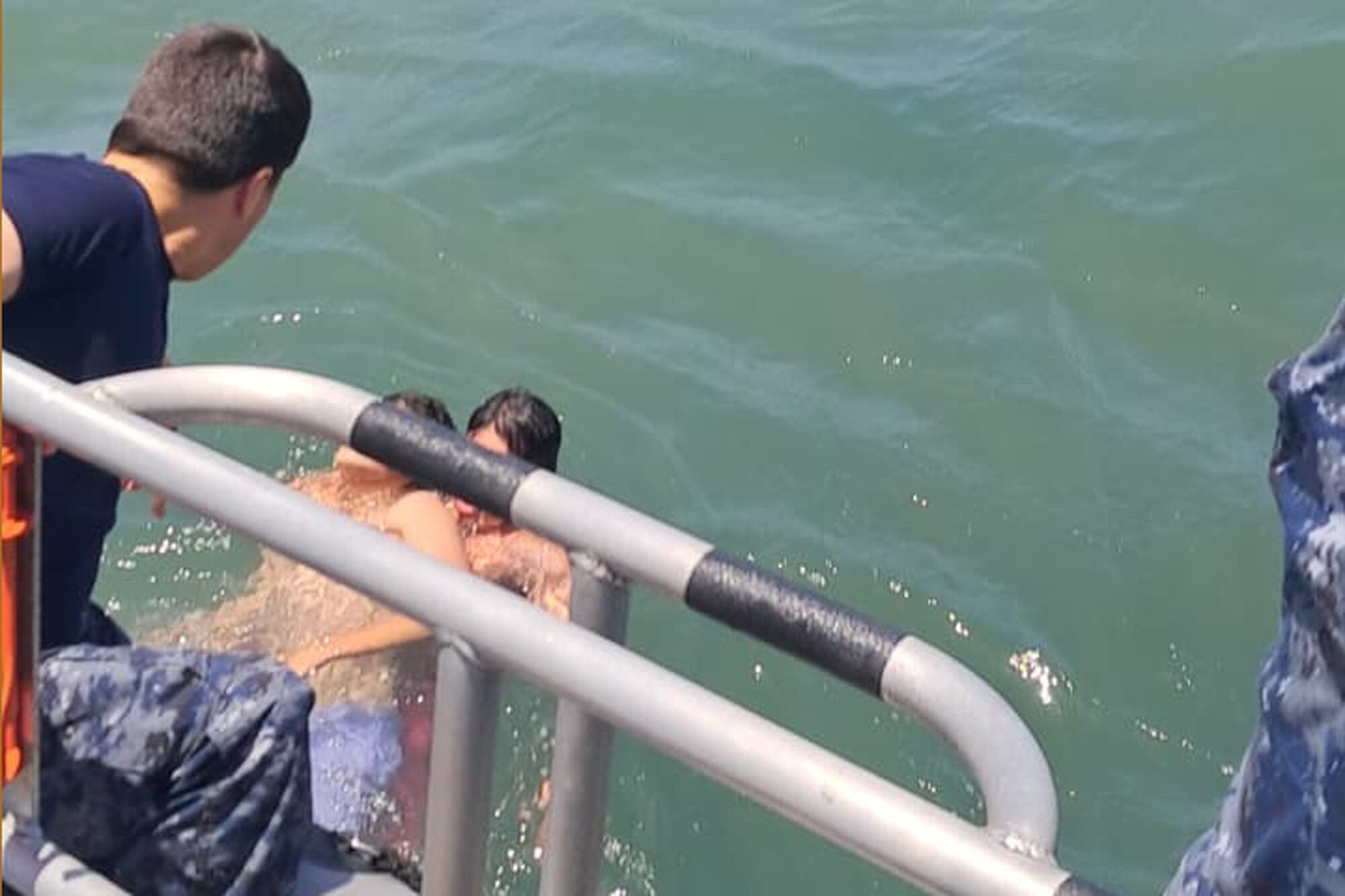 El episodio se desencadenó cuando cinco jóvenes argentinos ingresaron al mar en un área no habilitada para el baño