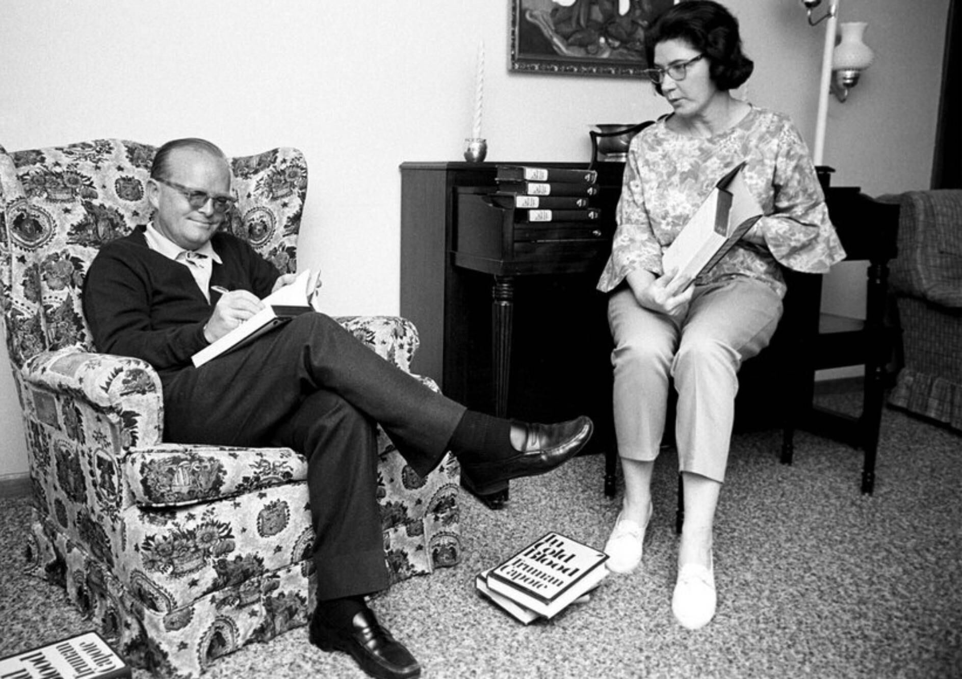 Truman Capote, escritor: “Toda vida humana tiene sus estaciones y ciclos, y ningún caos personal puede ser permanente” 5 Harper Lee, su amiga de infancia, lo acompañó durante los primeros meses de entrevistas en Kansas, según consta en la biografía Capote (1988) de Gerald Clarke