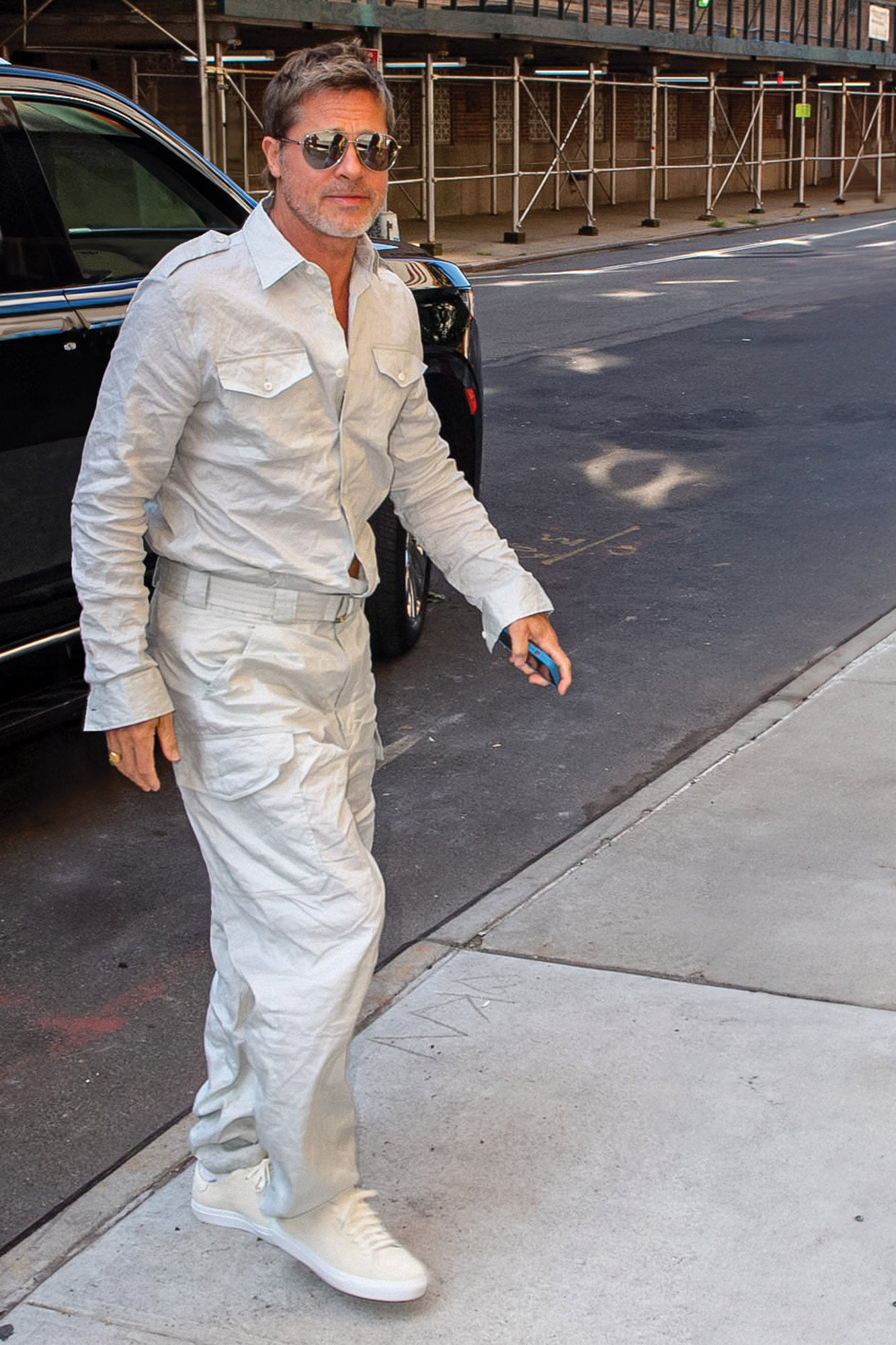 El monocromo también va para sus outfits más casuales: camisa con charreteras y bolsillos delanteros y pantalón liviano.