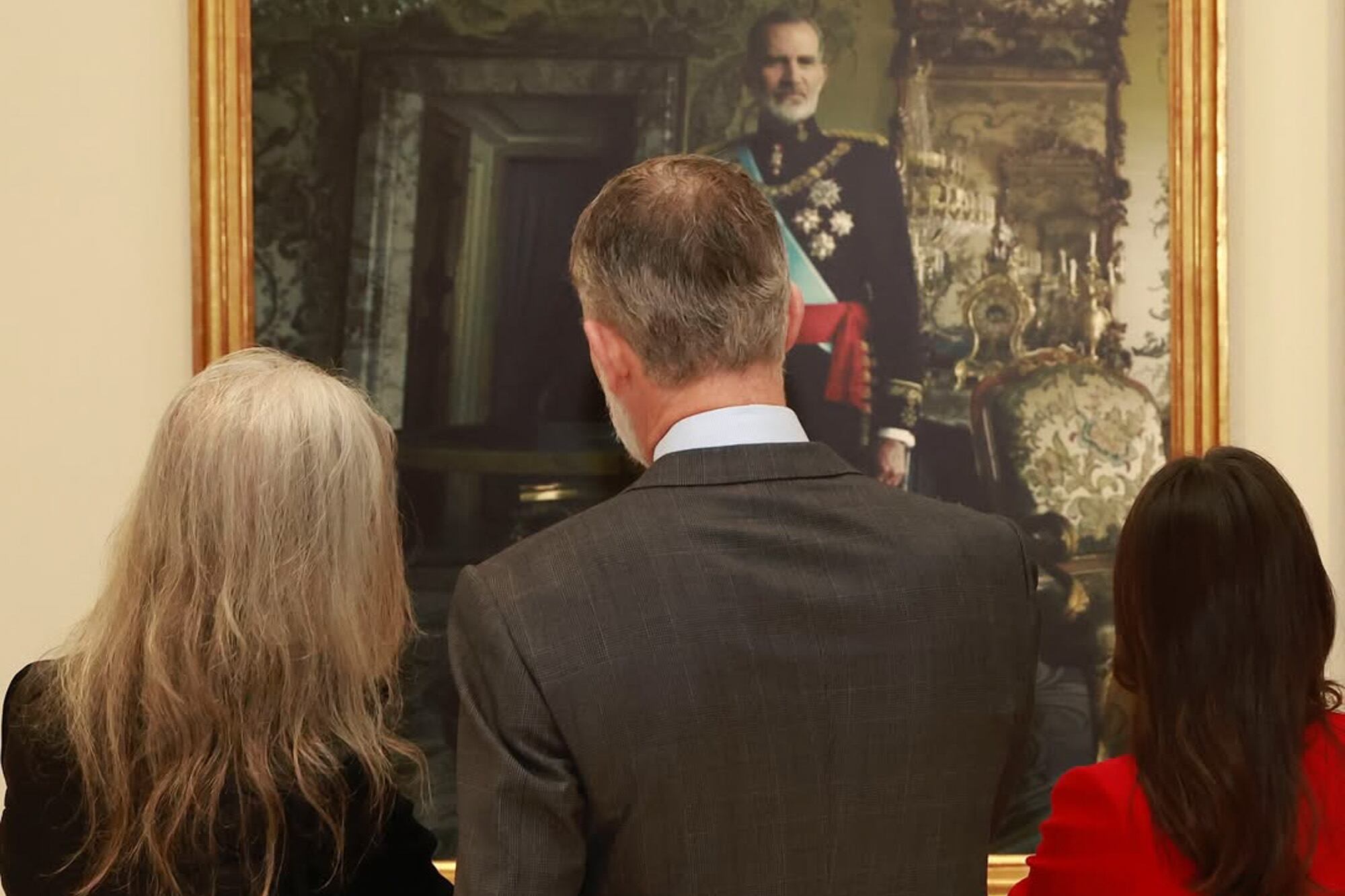 El matrimonio junto a la artista observa el gran díptico de magníficas dimensiones, 223,52 x 170,18 cm. La obra, titulada “Rey Felipe VI y reina Letizia