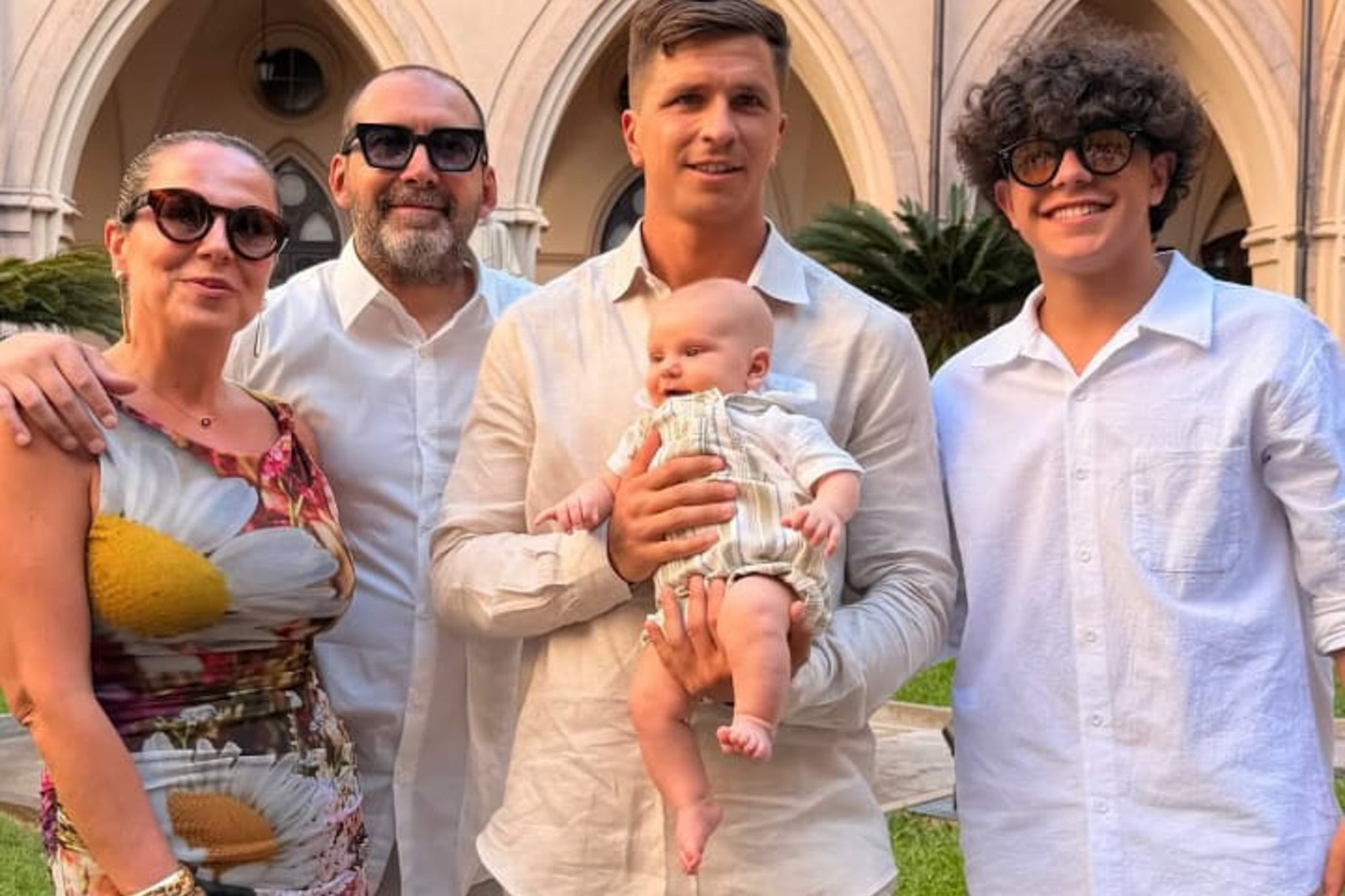 Natalia Simeone, su marido Carlos y su hijo Fran posan con Gian y Faustino