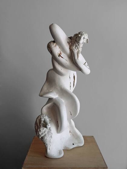 #45 (2021), obra de Verónica Meloni ganadora de una mención. Objeto de yeso tallado y lijado a mano