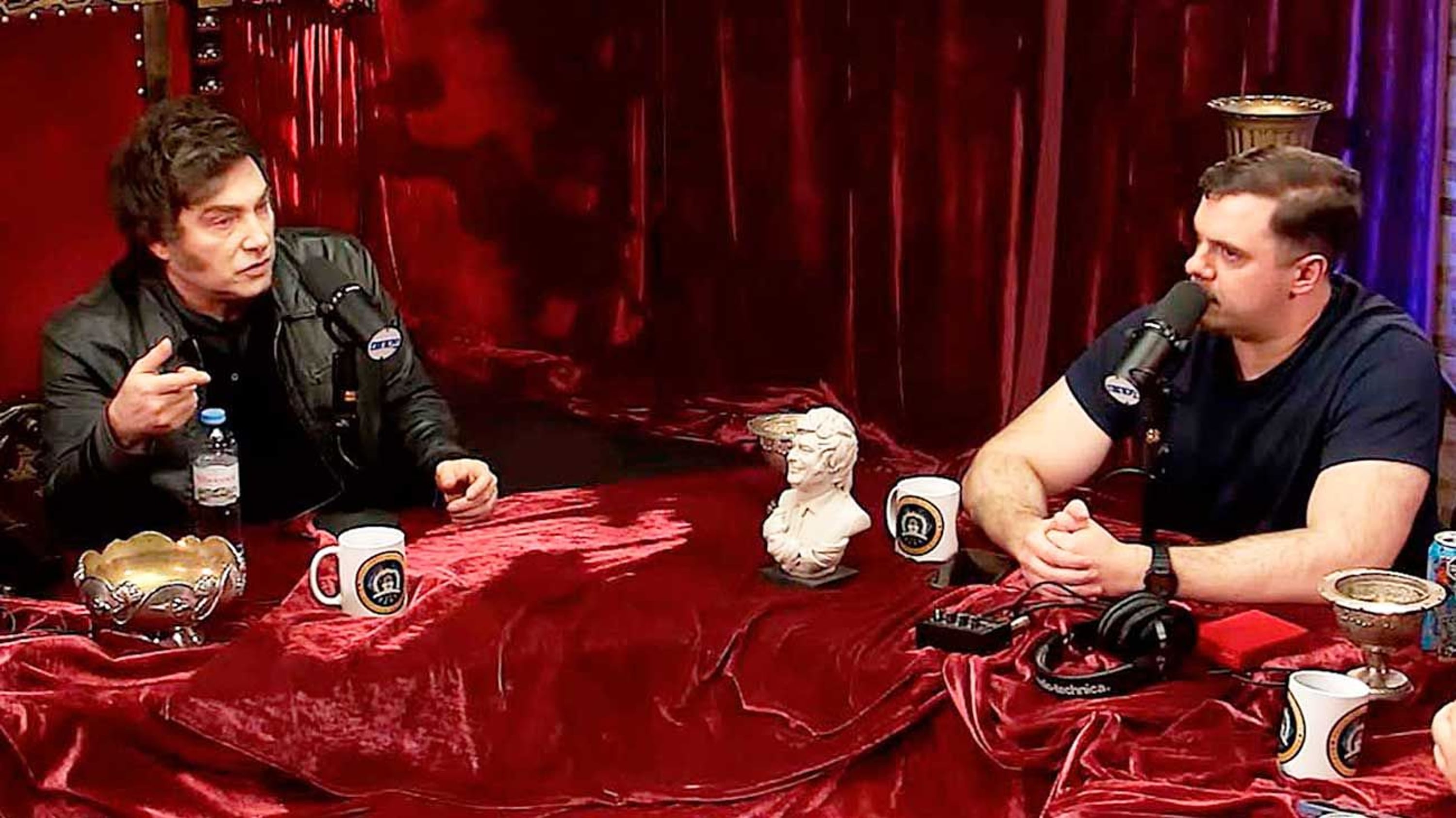 El presidente Javier Milei junto al Gordo Dan en su programa de streaming