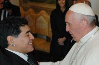 El Papa Francisco y Diego Maradona, juntos en el Vaticano: el Diez se emocionó