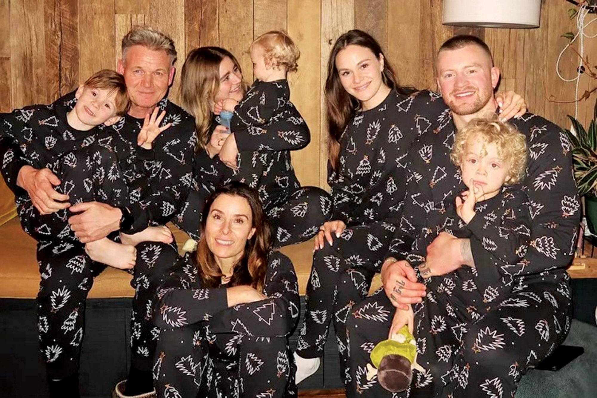 El reconocido chef escocés posa con su pequeño hijo Oscar, Megan, Jessy, su mujer, Cayetana, su hija Holly y su marido, el nadador olímpico Adam Peaty