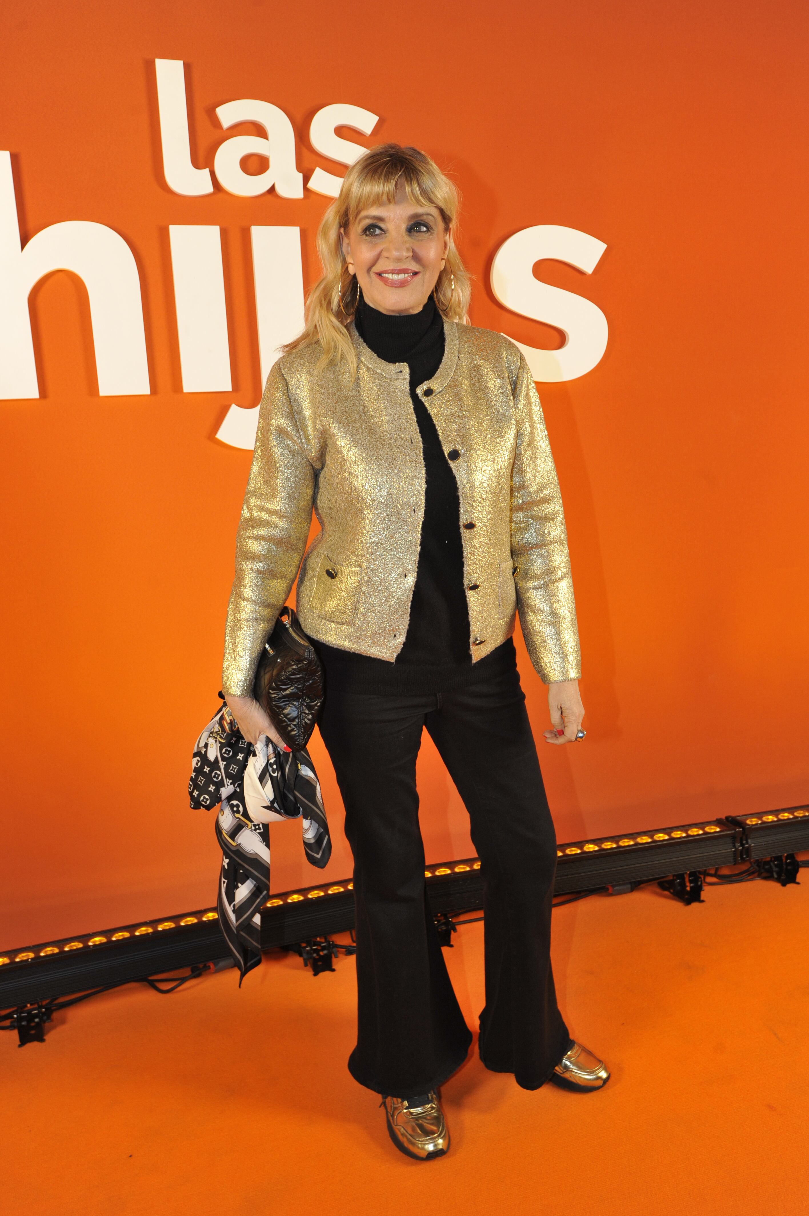 Teté Coustarot, siempre elegante, combinó pantalón y polera en negro con zapatos y saco dorados