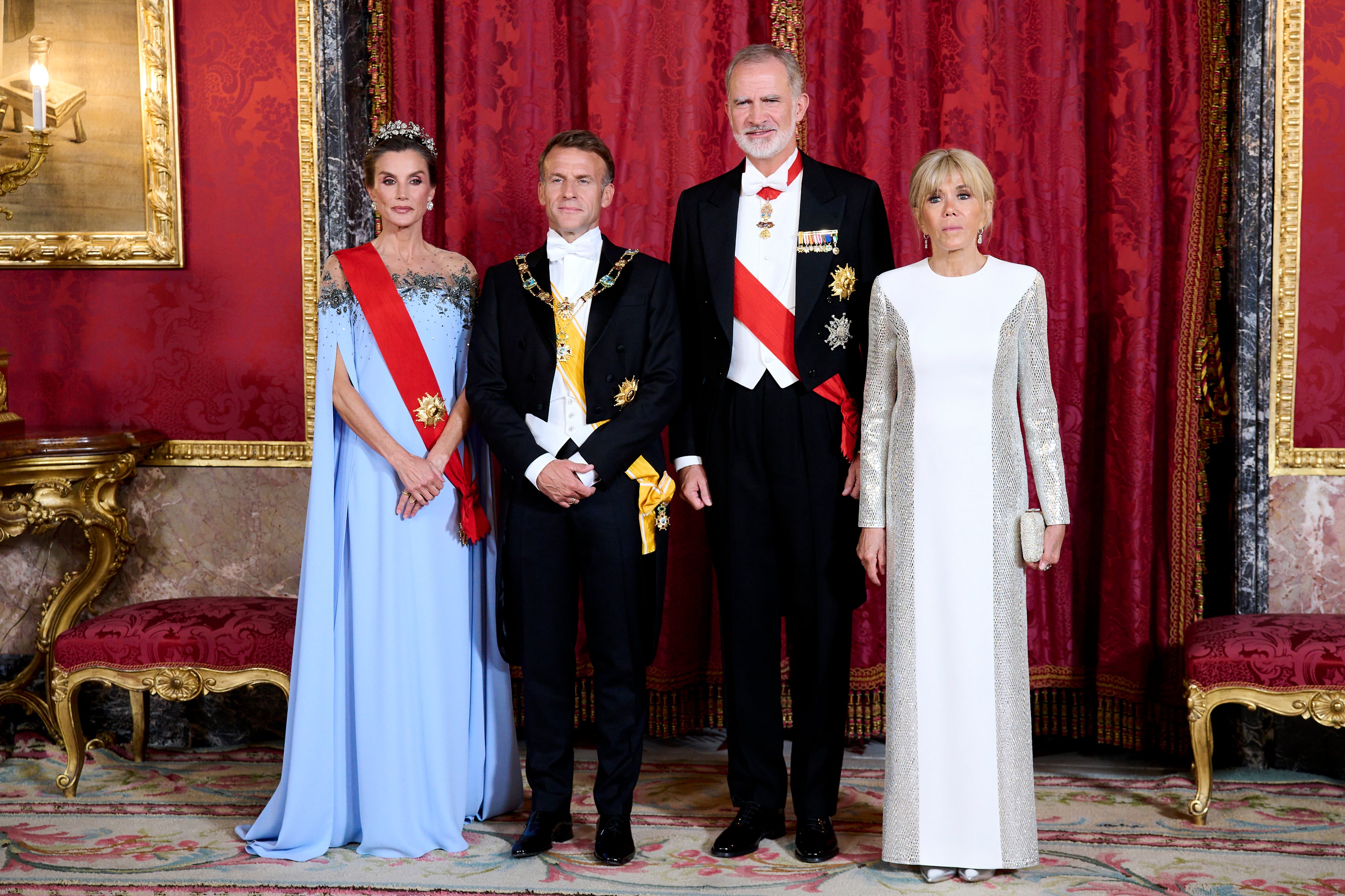 Sus Majestades posan junto a Emmanuel y Brigitte Macron. La primera dama francesa eligió un vestido de Louis Vuitton cuyos laterales están decorados con lentejuelas plateadas