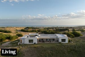 Entre el campo y el mar, una casa en un exclusivo barrio de Lobería donde el paisaje marca el diseño