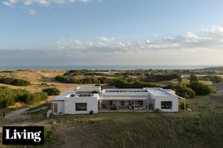 Entre el campo y el mar, una casa en un exclusivo barrio de Lobería donde el paisaje marca el diseño