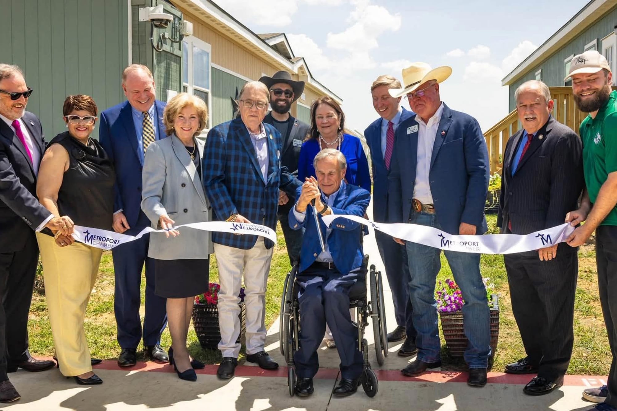 El gobernador Greg Abbott estuvo presente en las instalaciones de Ranch Hands Rescue