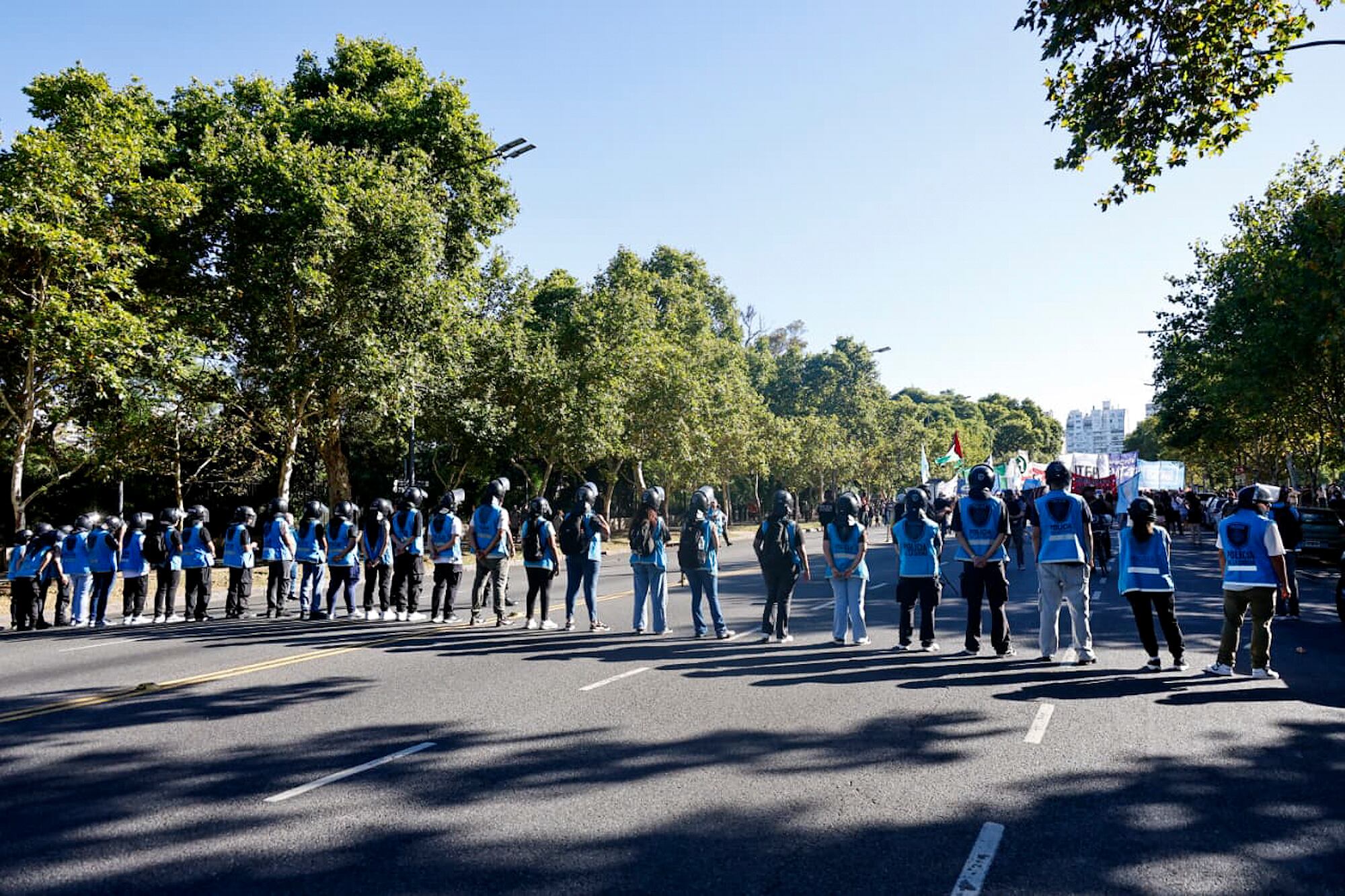Manifestantes que apoyan a Maduro protestaron ante la embajada de Estados Unidos, bajo una fuerte custodia policial 7 Uno de los cordones policiales montados frente a la embajada de Estados Unidos