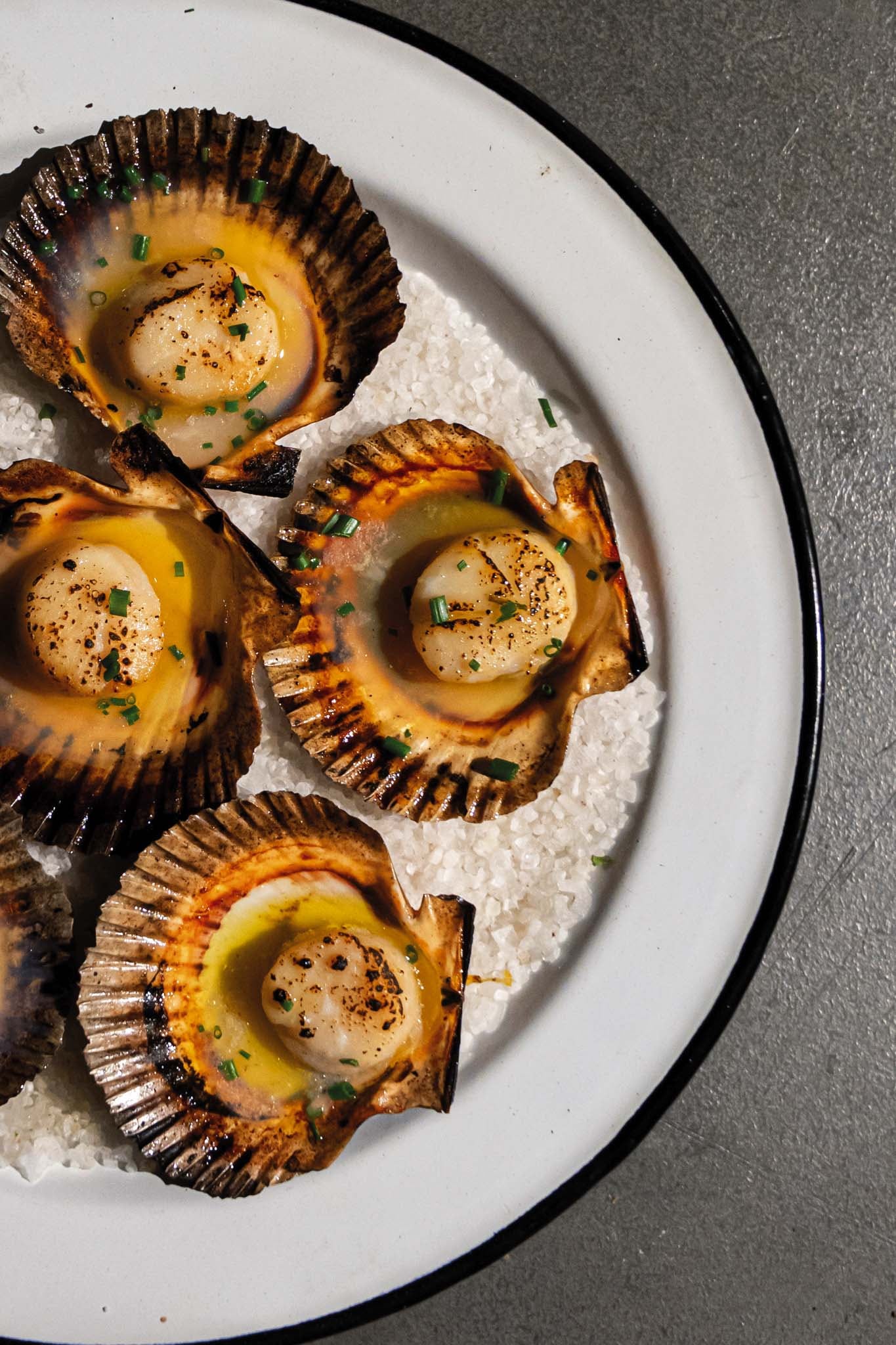 Vieiras en manteca de ajo y perejil