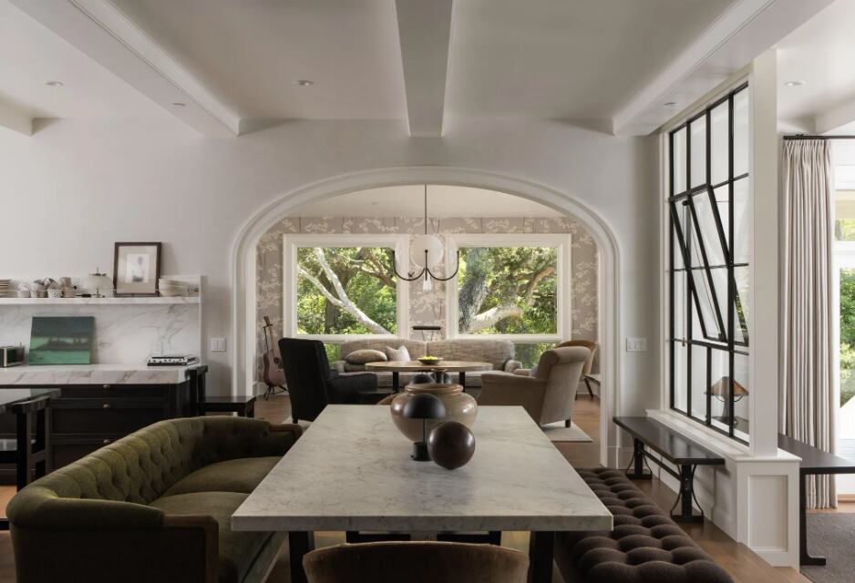 El comedor no usa sillas y acerca a la mesa un sillón de varios cuerpos y una extensa banqueta
