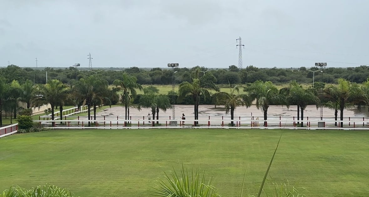 Numerosos espacios verdes se integran al establecimiento hotelero