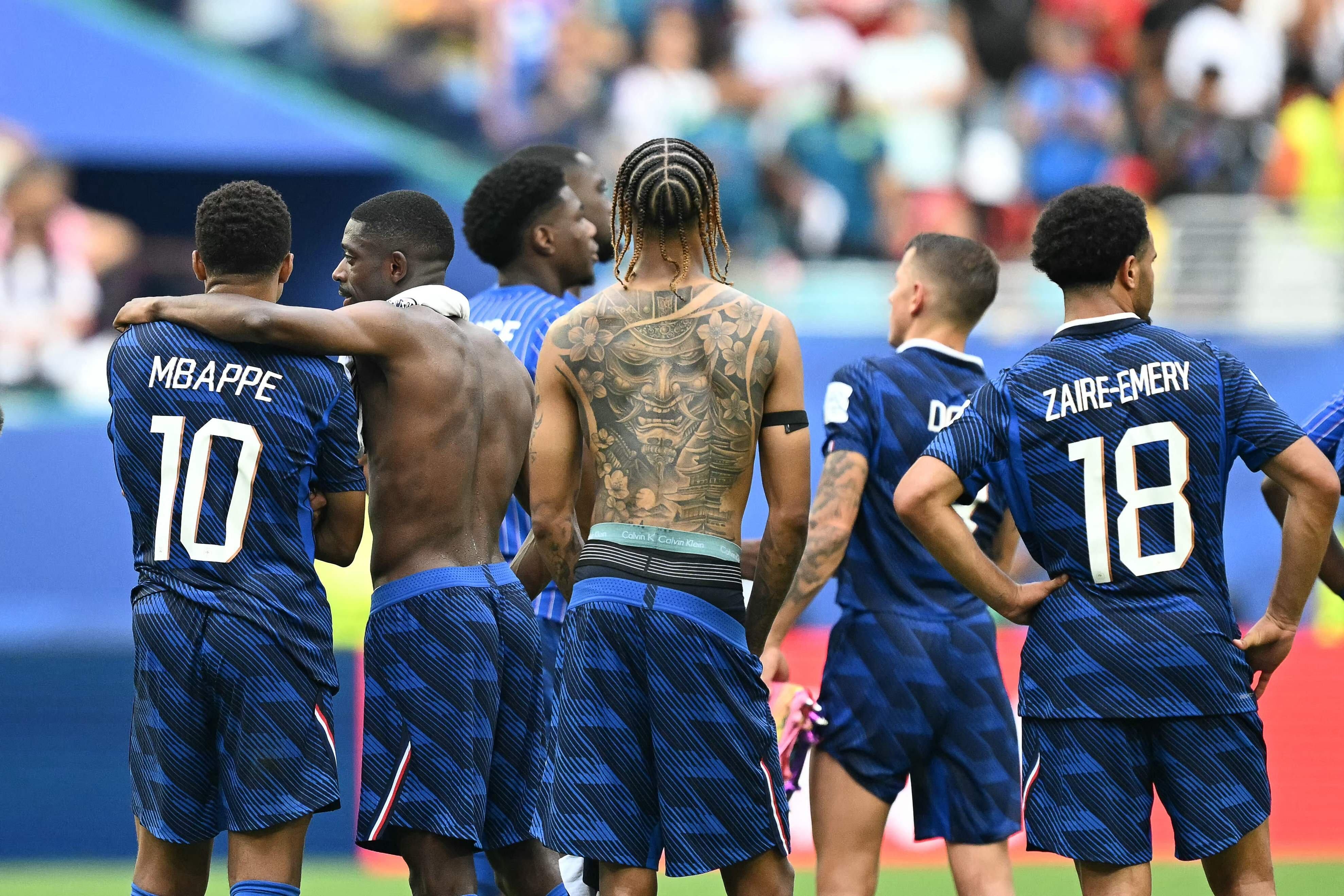La desazón de Mbappé junto con sus compañeros, después de la caída ante Inglaterra en el partido por el tercer puesto